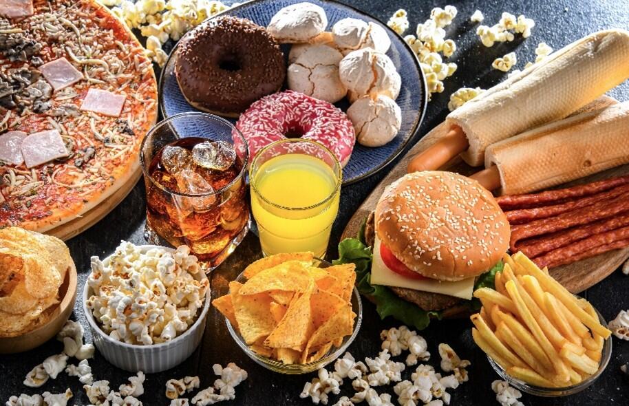 Food safety classification chart showing high-risk foods and storage tips.