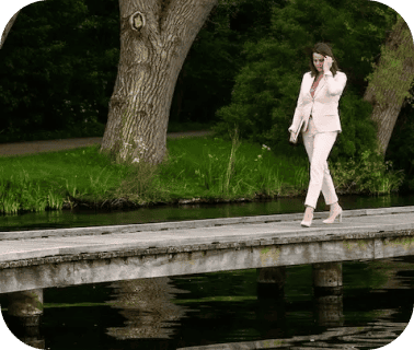 Esther loopt langs het water