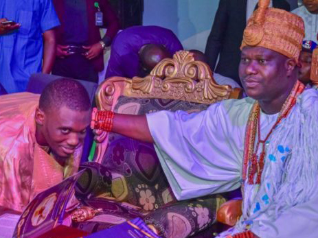 shagis grandson and Ooni 551x367 1