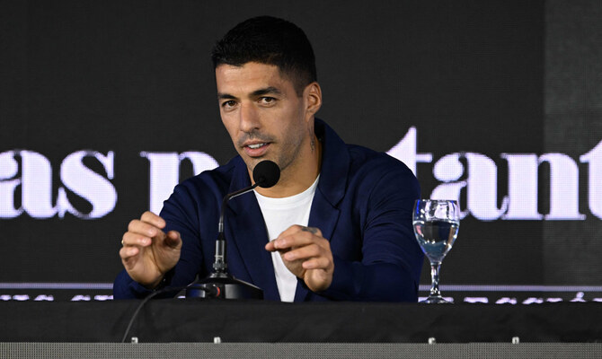 Luis Suarez announces retirement from international football