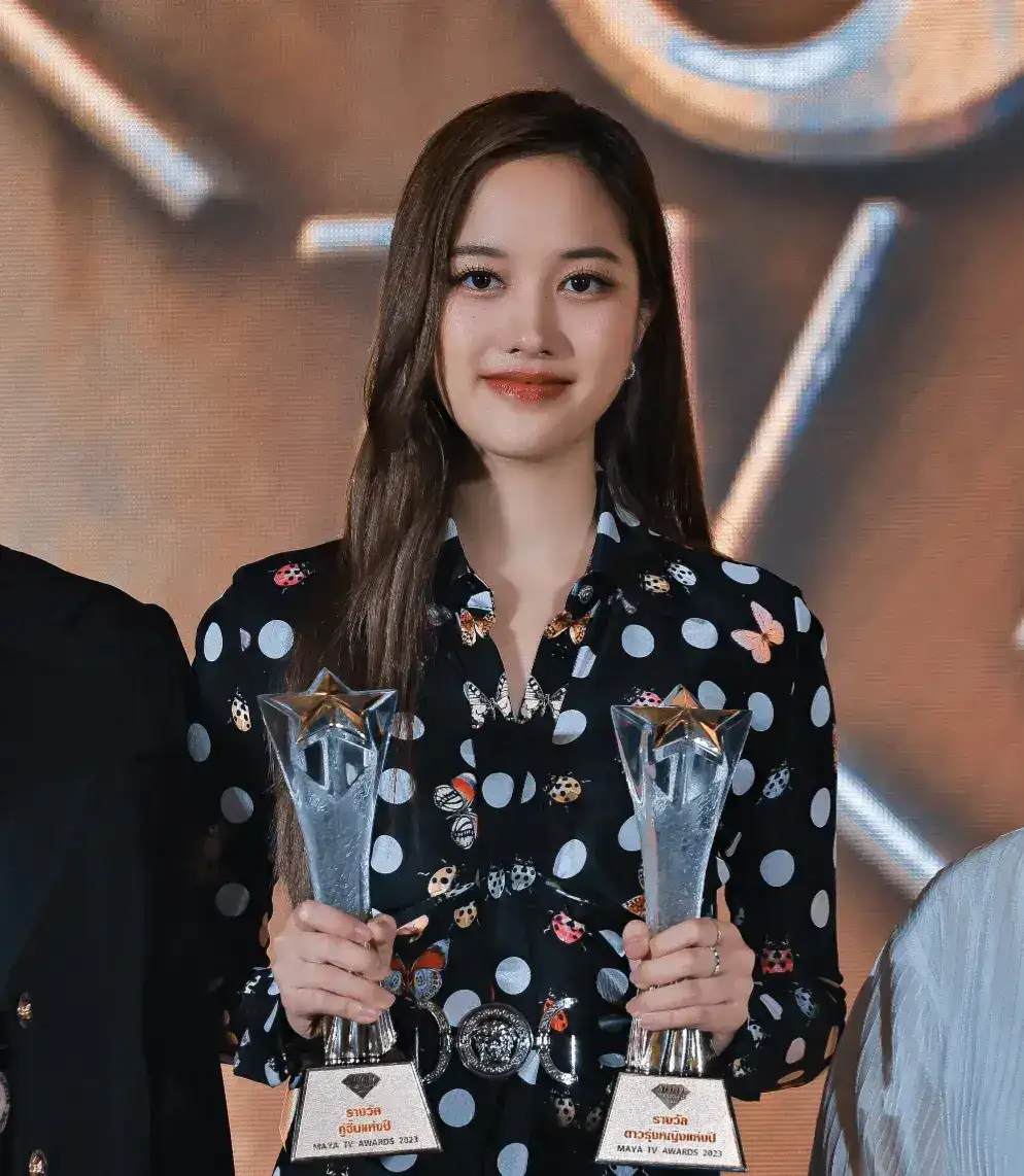 Freen and Becky receiving trophies at Maya TV Awards 2023.