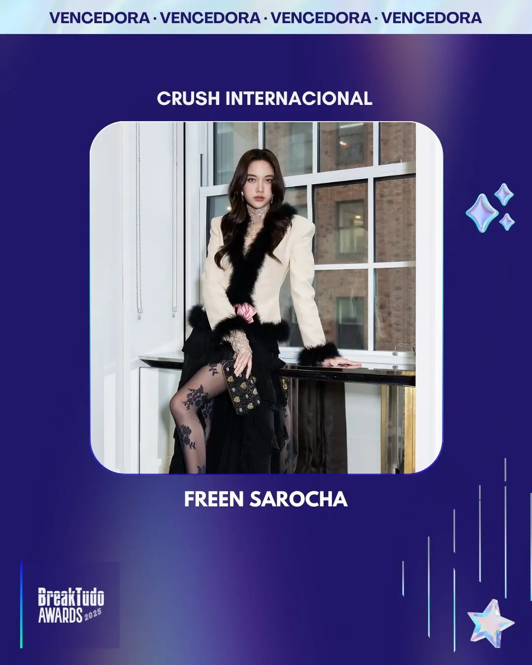 Becky Rebecca Armstrong 7 Freen Sarocha holding the International Crush trophy at BreakTudo Awards 2025.