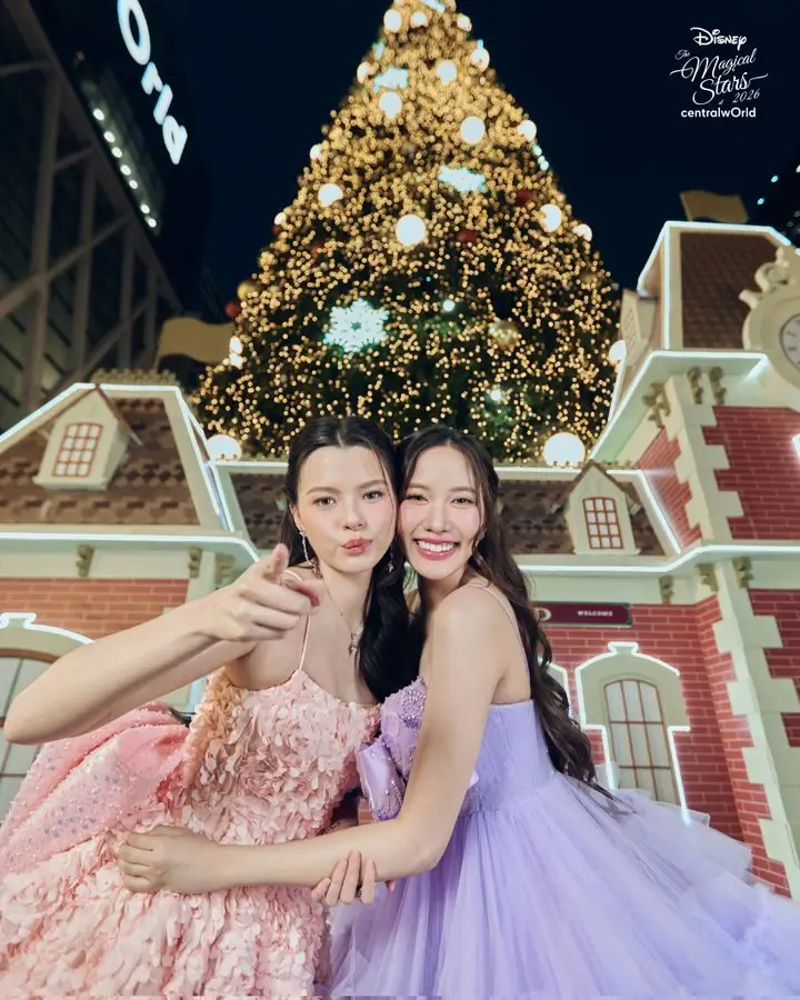 Freen and Becky appearing at CentralWorld Christmas event.