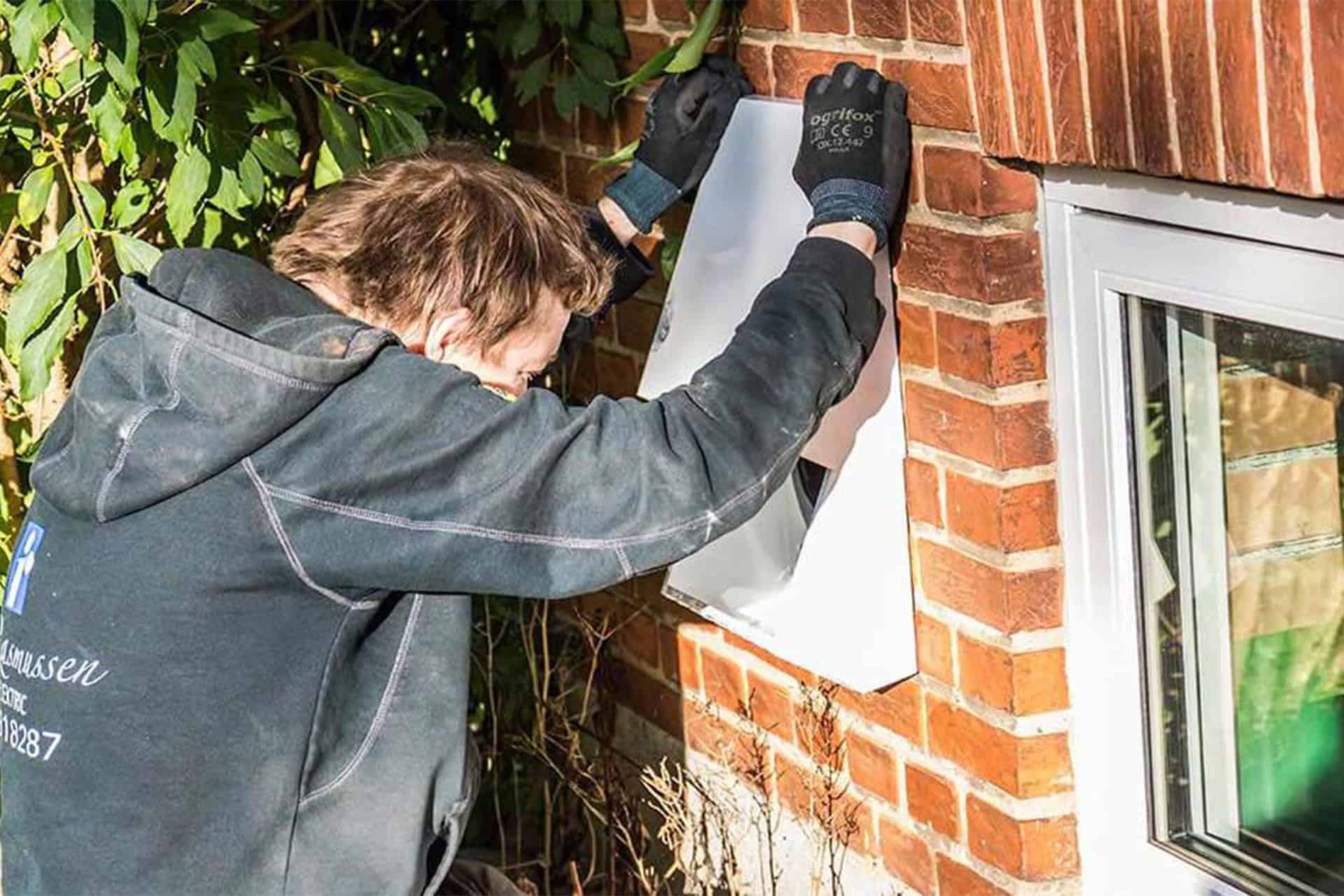 Montør kigger på DUKA Ventilation