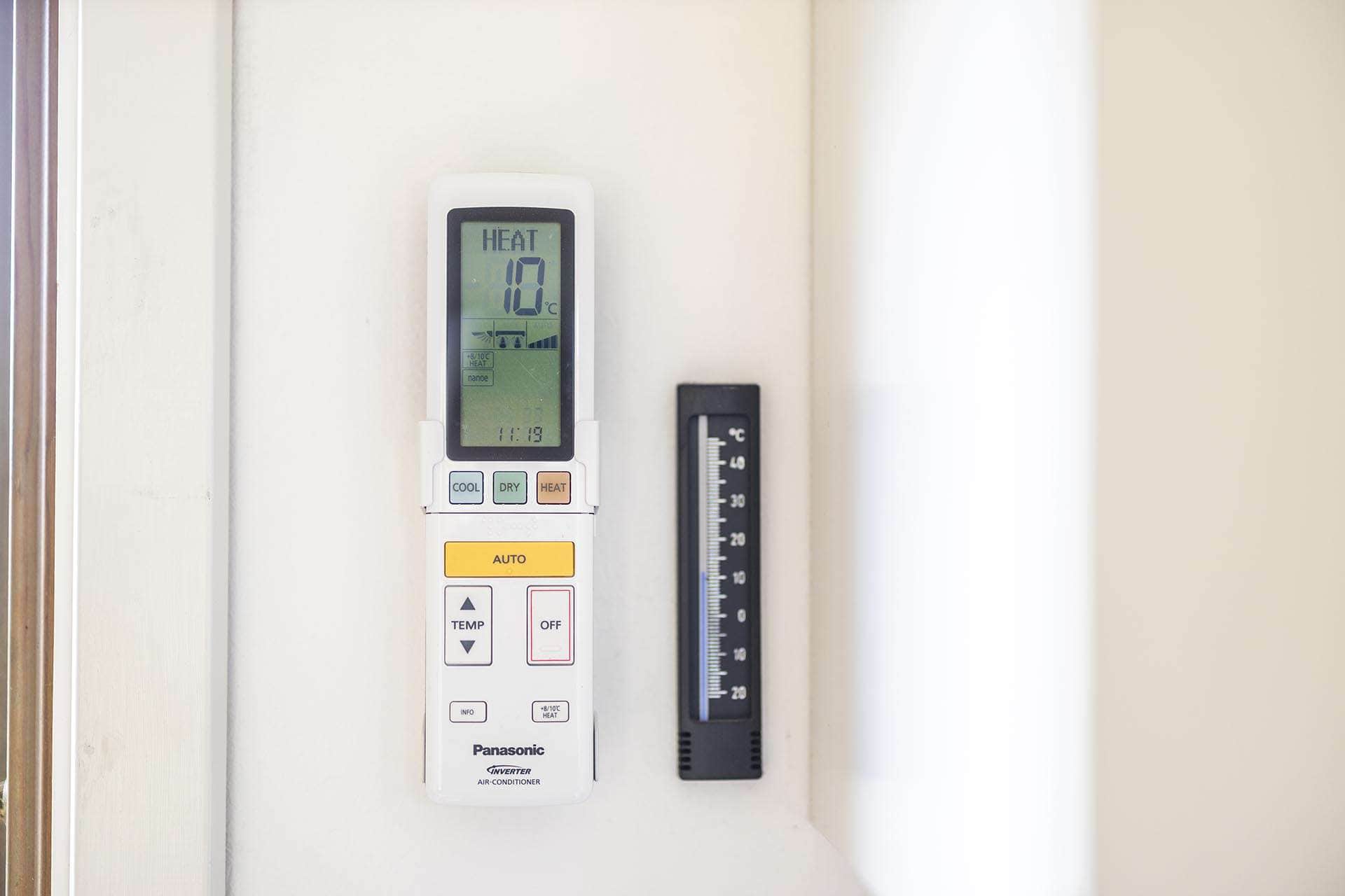 Termometer og fjernbetjening til aircondition