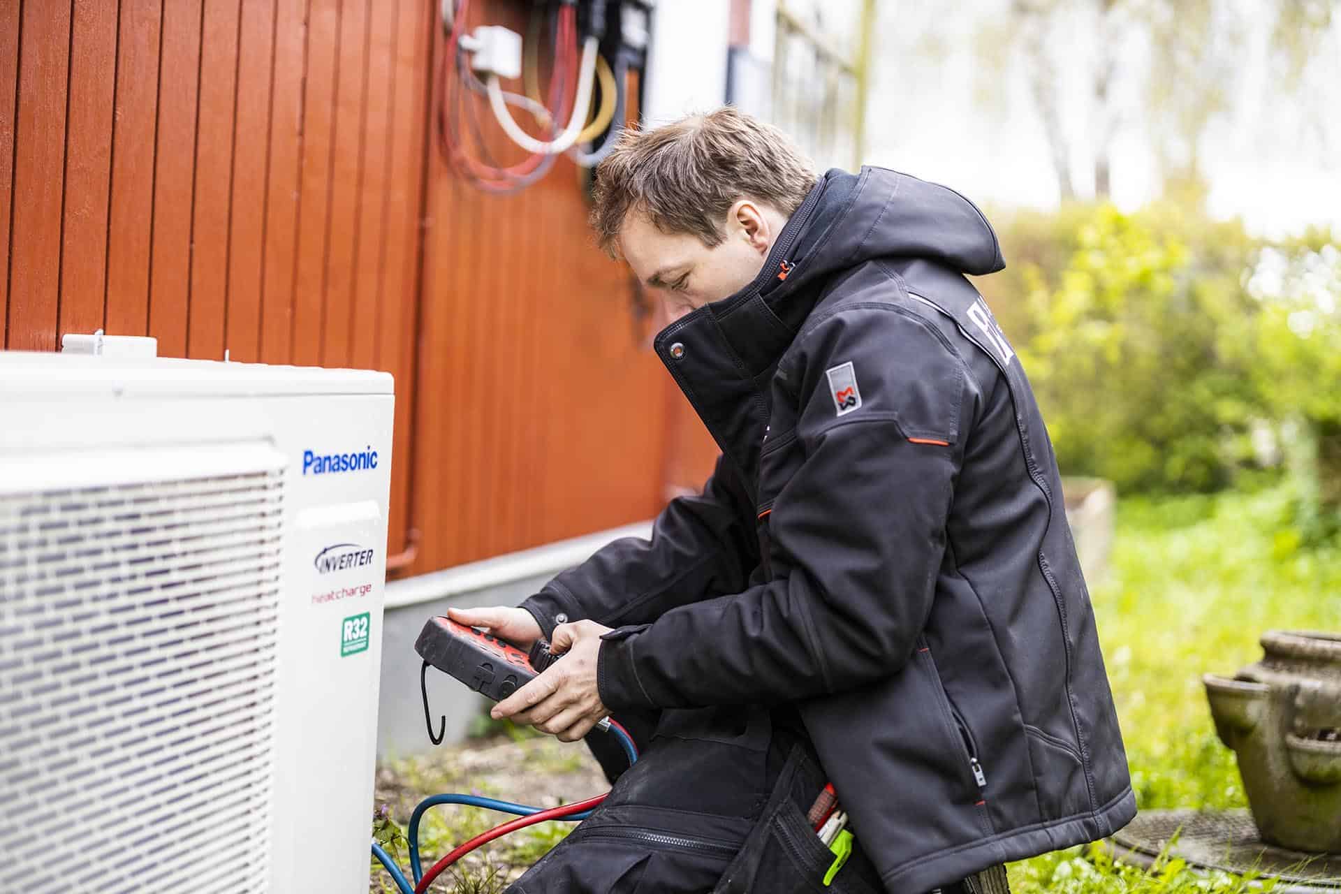 El-installatør udfører installation af duka ventilation