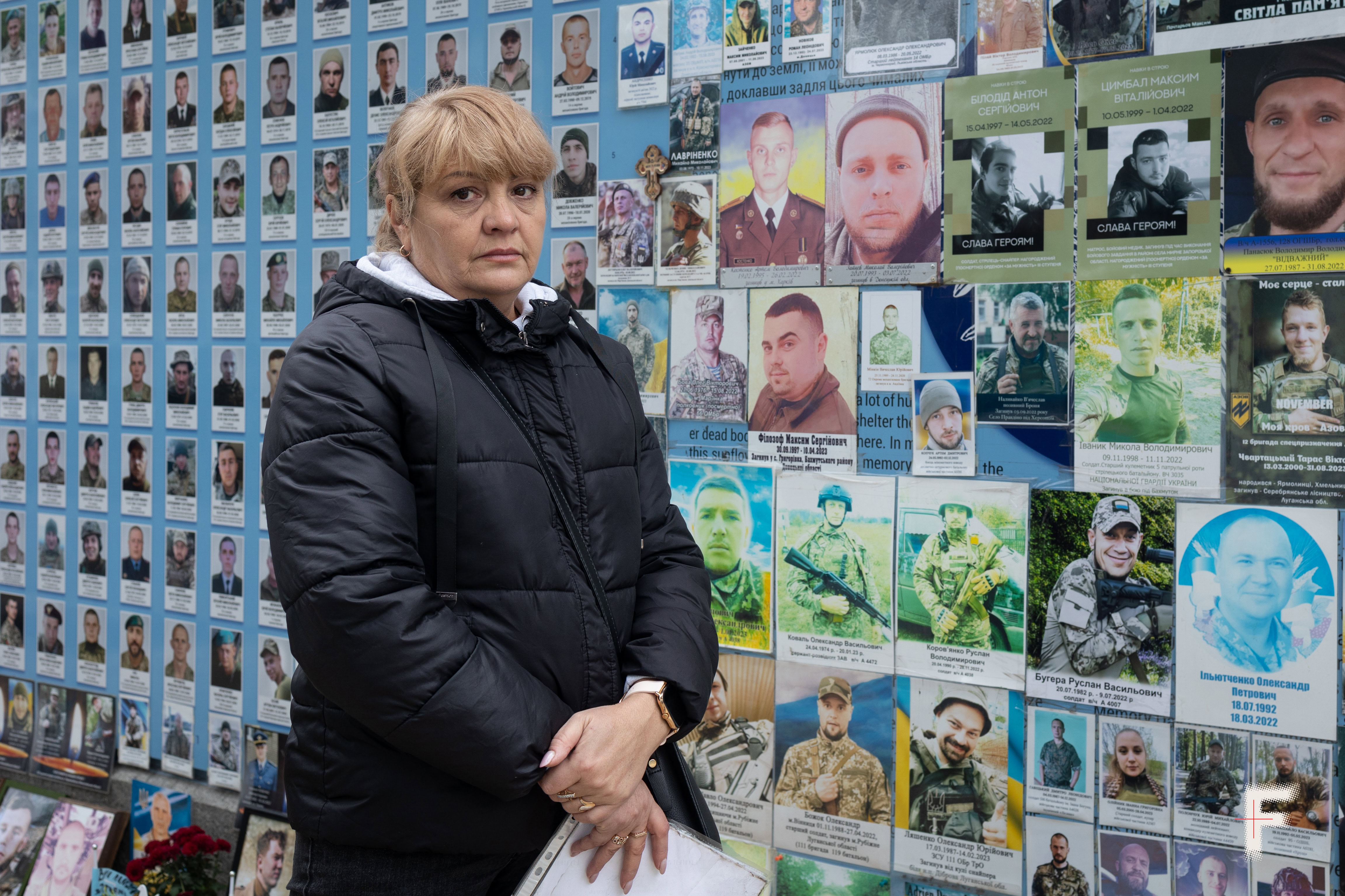 Олександра Білодід, 54 роки з міста Олександрія, Кіровоградська обл., приїхала замінити вицвівшу фотографію їх загиблого сина Антона на меморіальній стіні. м.Київ. Михайлівський собор.