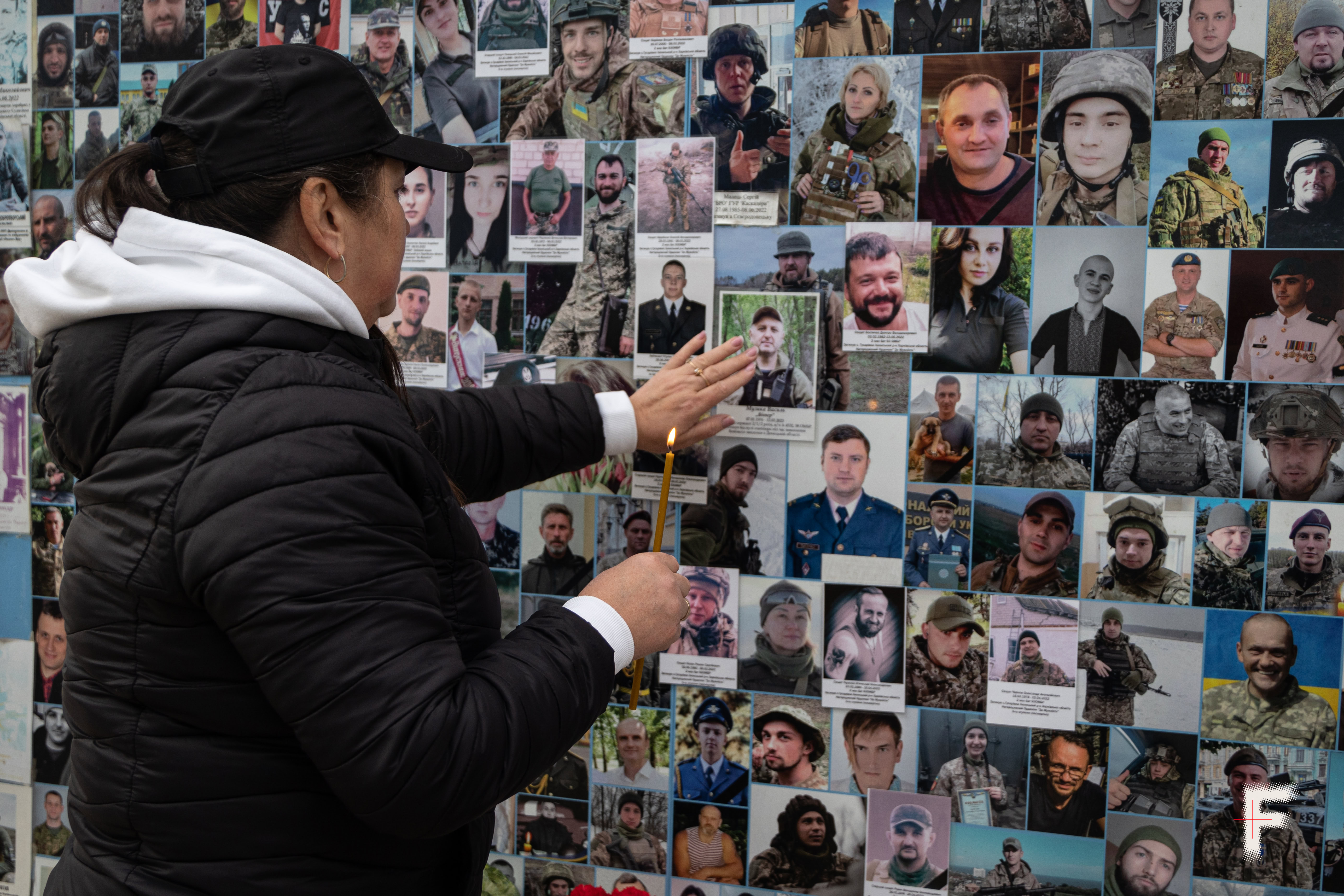 Інна Катрич, сестра загиблого Василя Музики, бійця 58 ОМБр, м.Київ. Михайлівський собор.