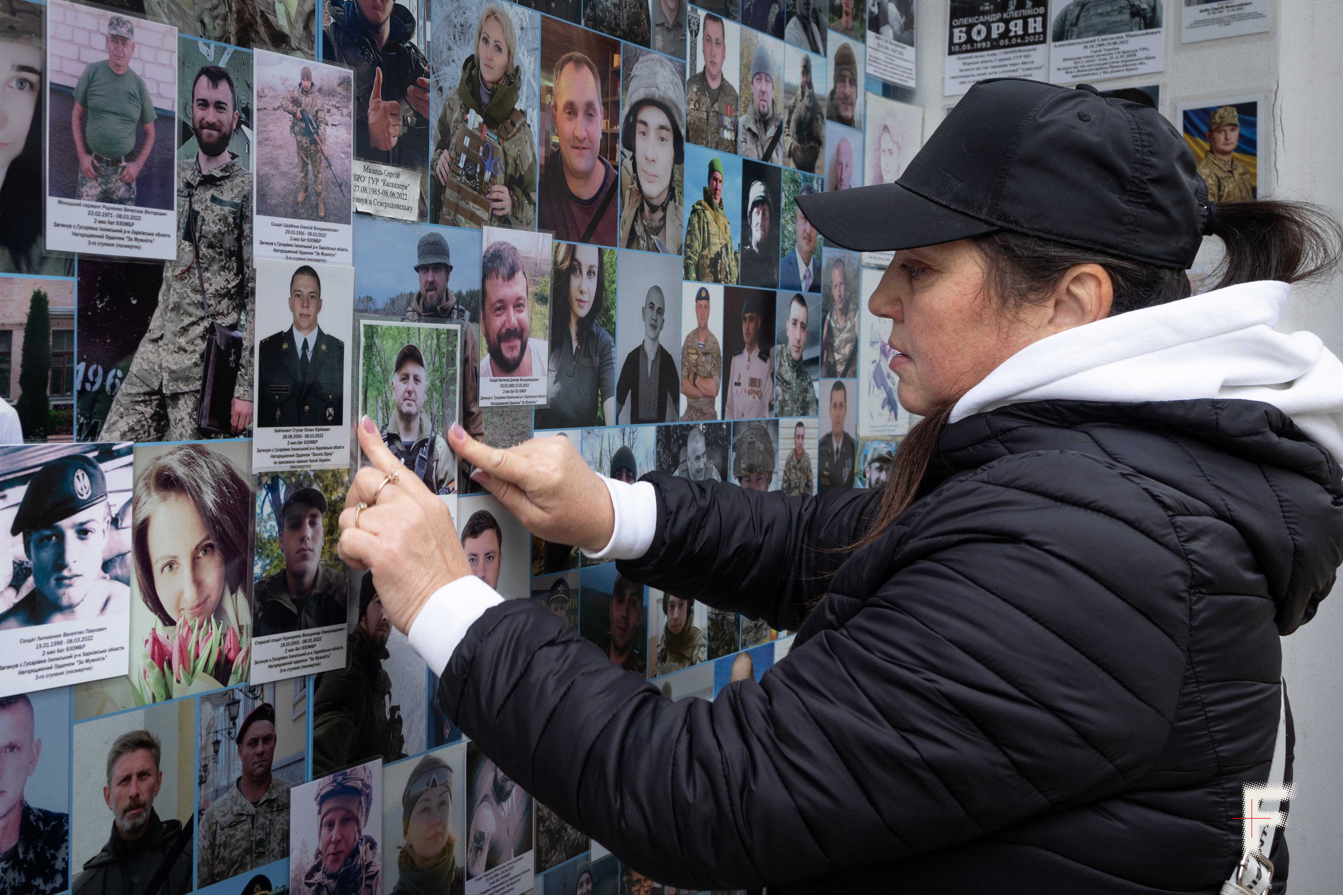 Інна Катрич, сестра загиблого Василя Музики, бійця 58 ОМБр, оновила фотографію брата на меморіальній стіні. м.Київ. Михайлівський собор.