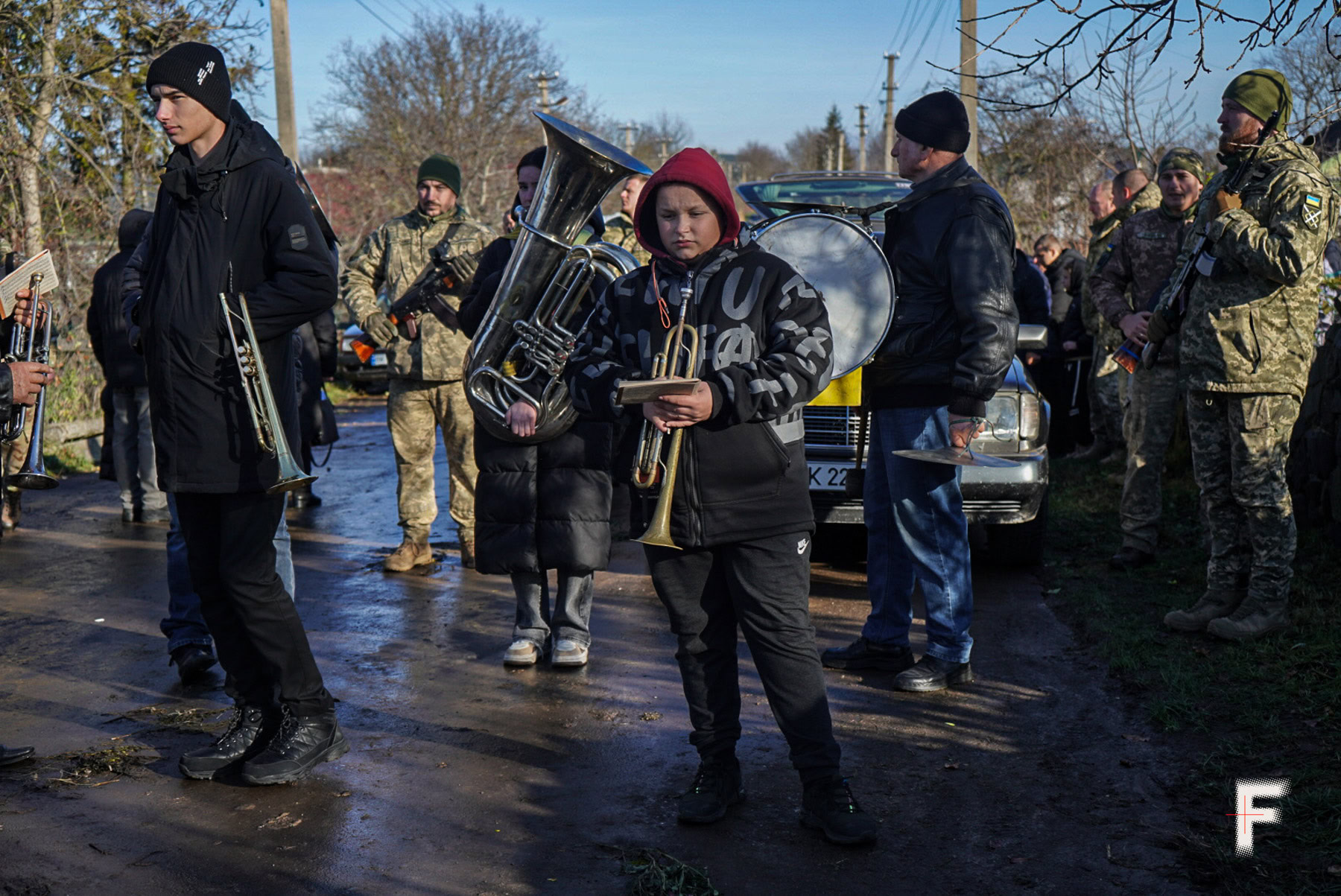 Похоронний оркестр, в якому грає 13-річний Денис Гапонюк, під час похорону військовослужбовця в селі Гнатівка, Рівненщина, Україна. 19 листопада, 2024.