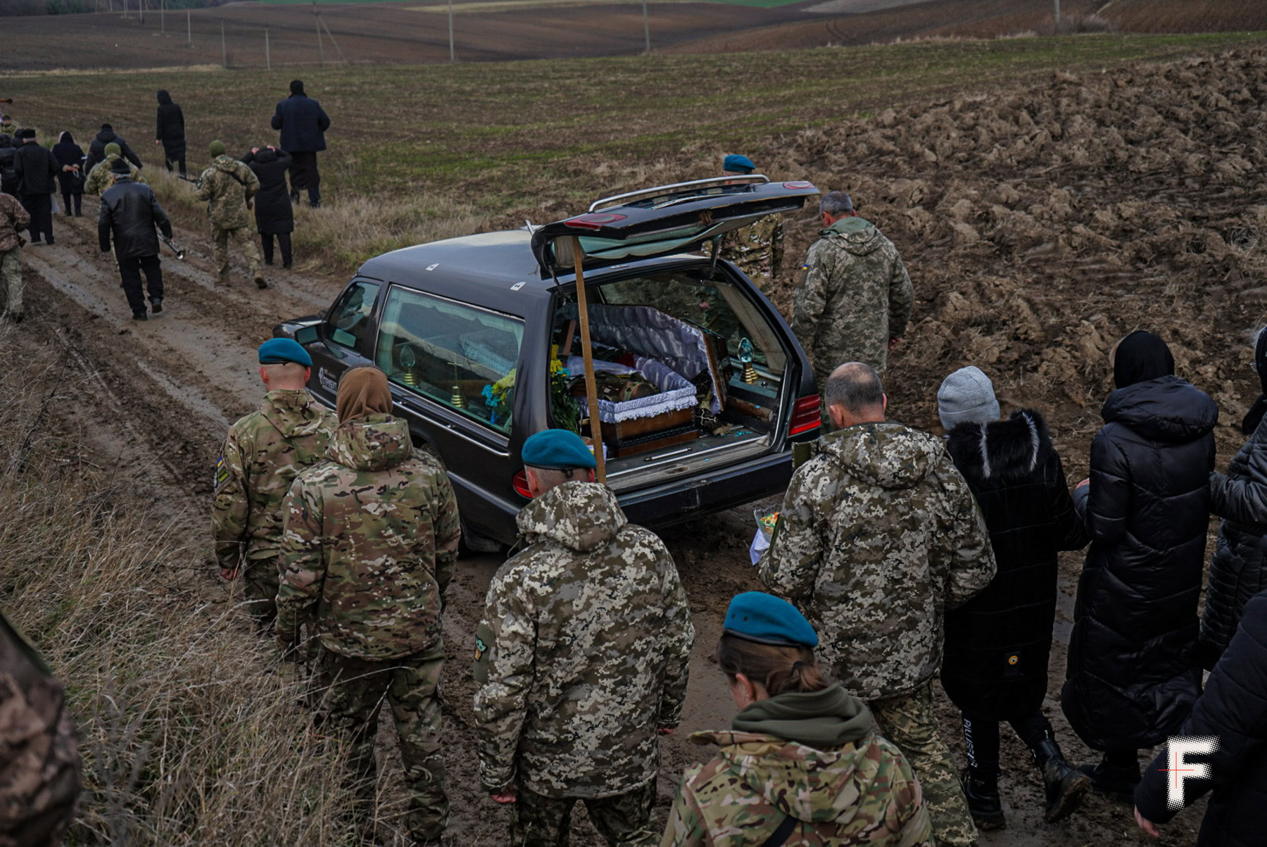 Прощання з Денисом Перетою у селі Гнатівка на Рівненщині, Україна. 19 листопада, 2024.
