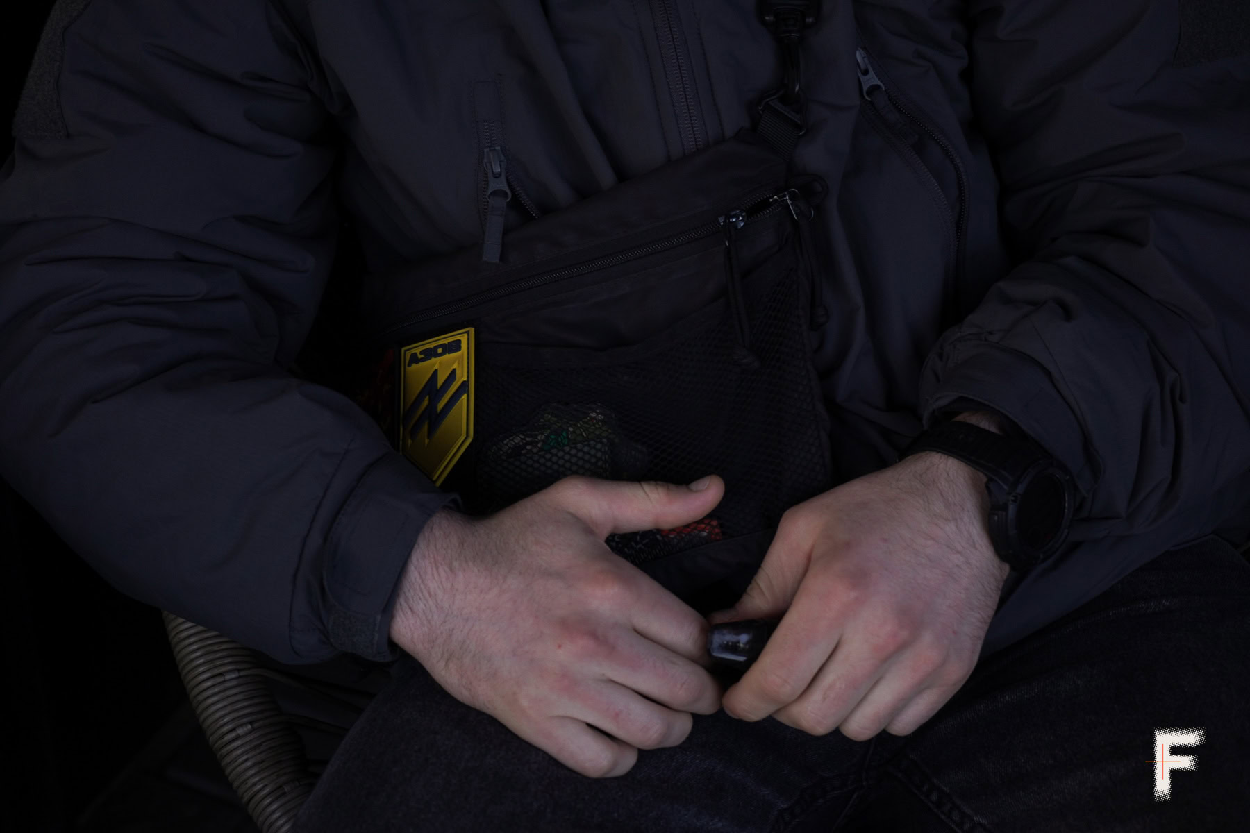 Патч “Азов” на сумці Юрія Свідерського