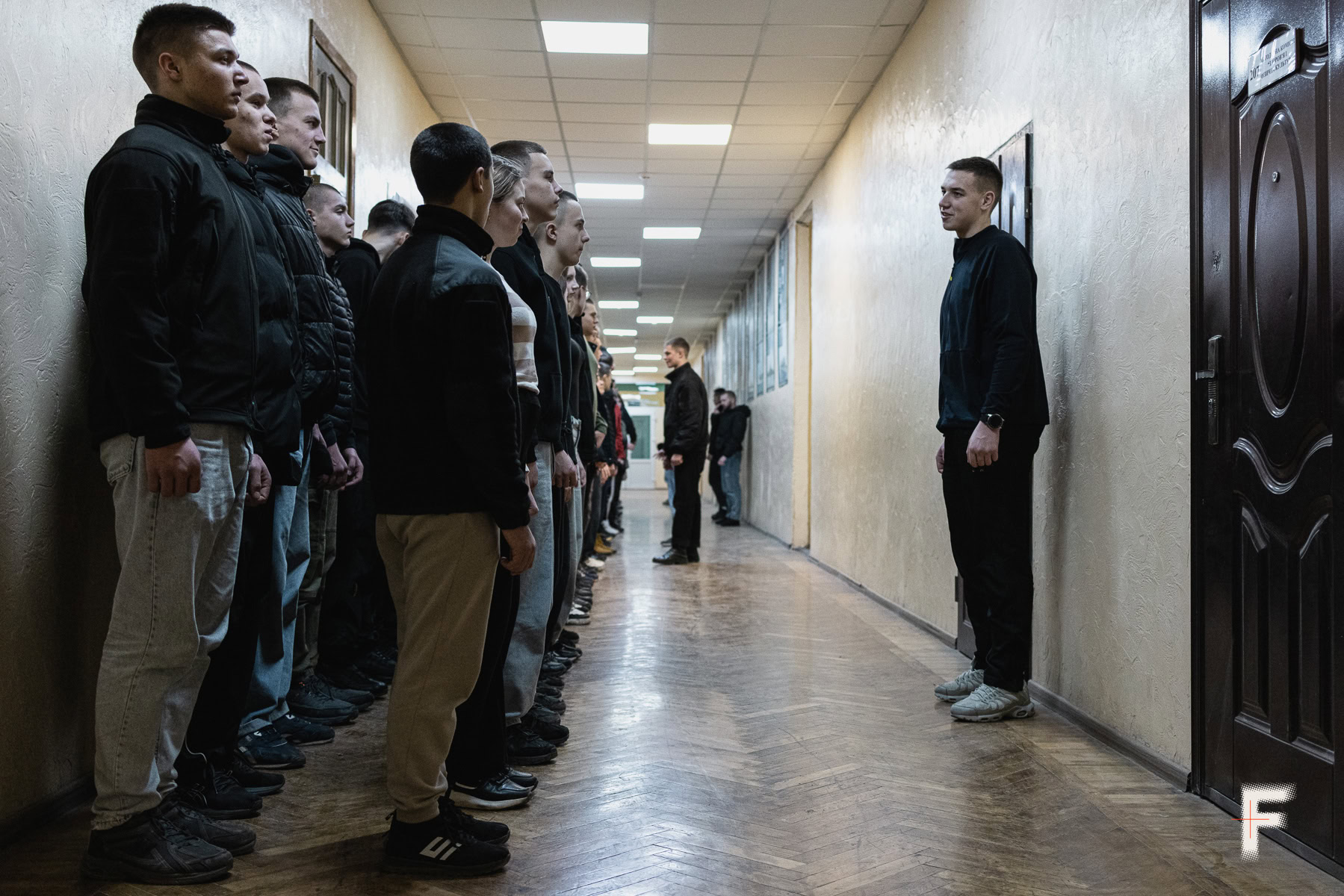 Десятикласники Військово-морського ліцея шикуються, як готують командирів флоту