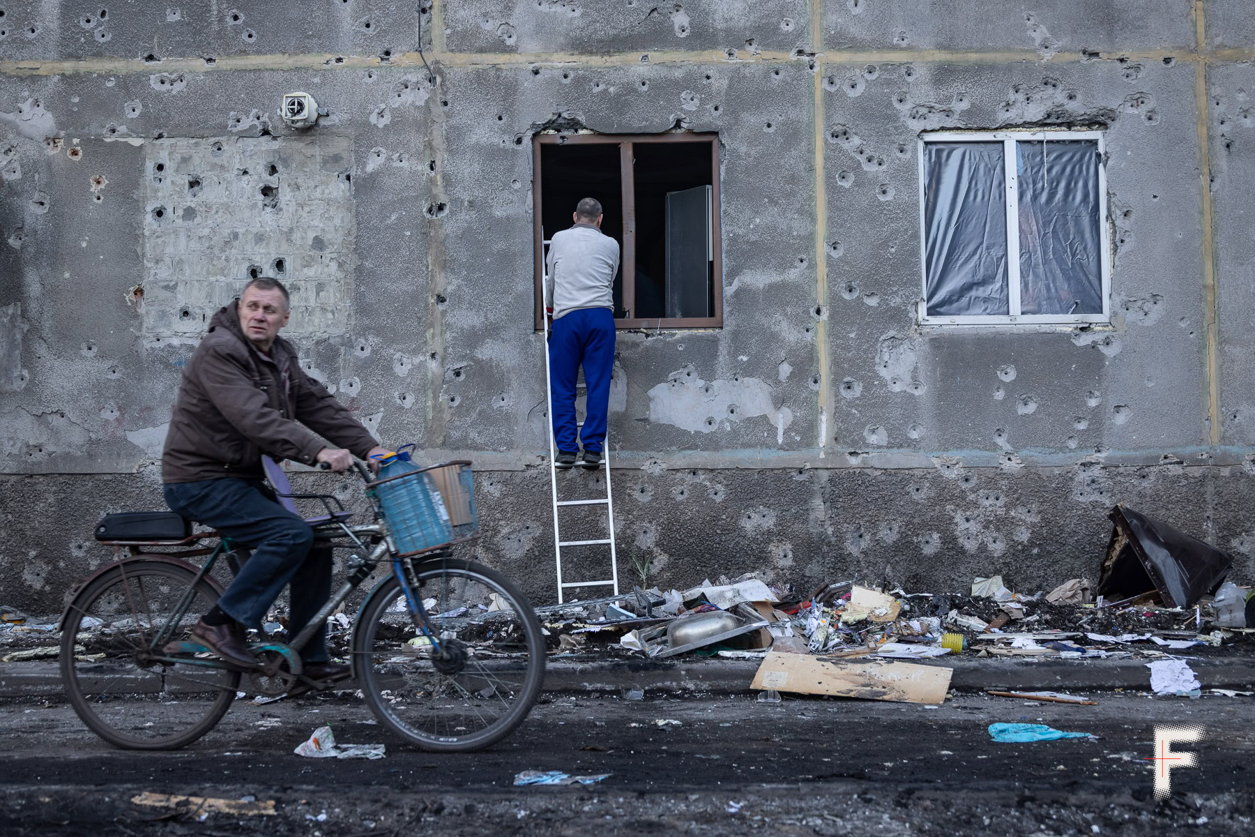 Стіни будинку посічені крупною шрапнеллю від балістичної ракети «Іскандер-М». Добропілля, Воєнний злочин РФ