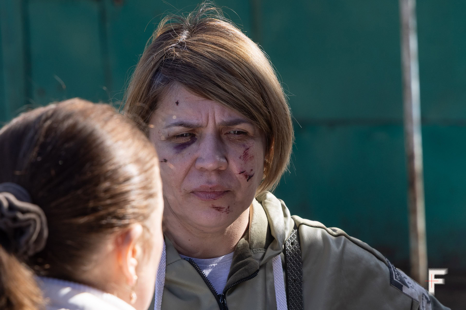 Катерина Трунова під час розмовляє з подругою. воєнний злочин РФ, Добропілля,
