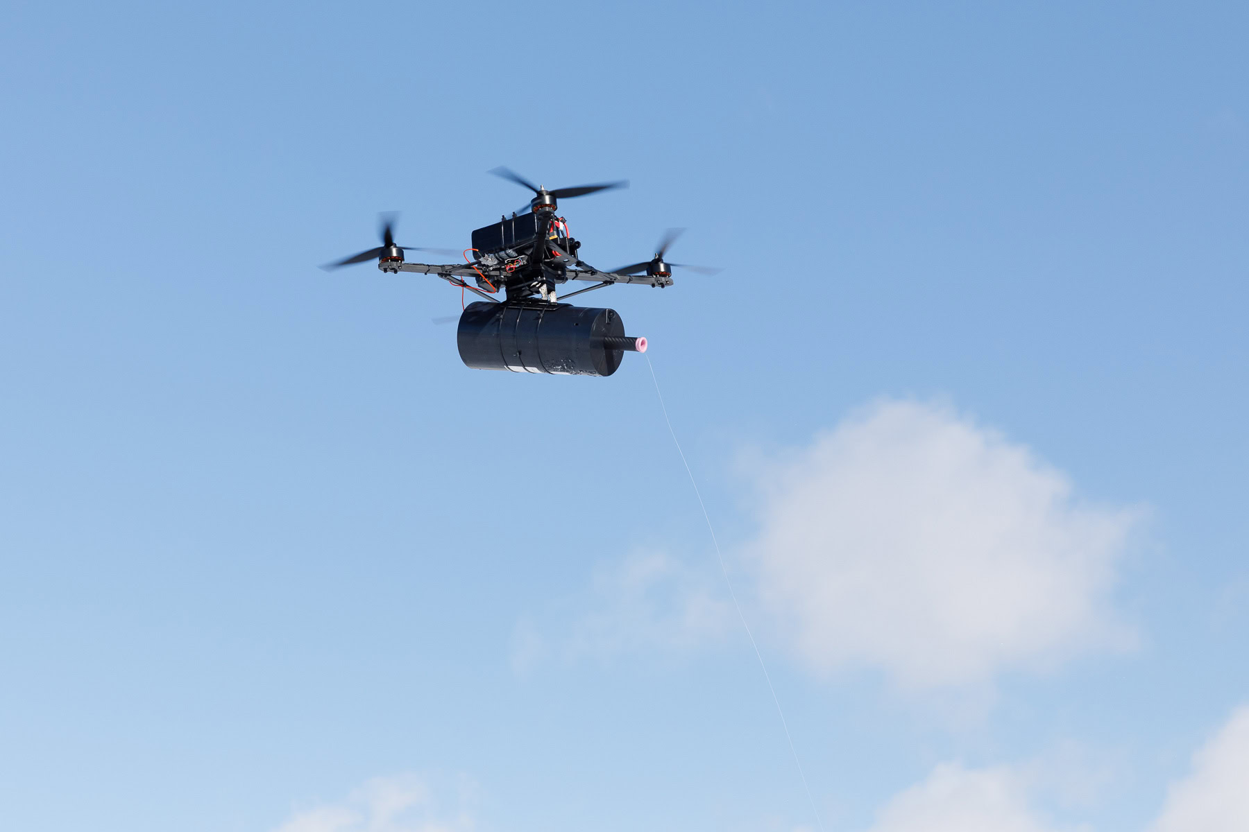 FPV-дрон з котушкою оптоволокна на тестувальному полігоні