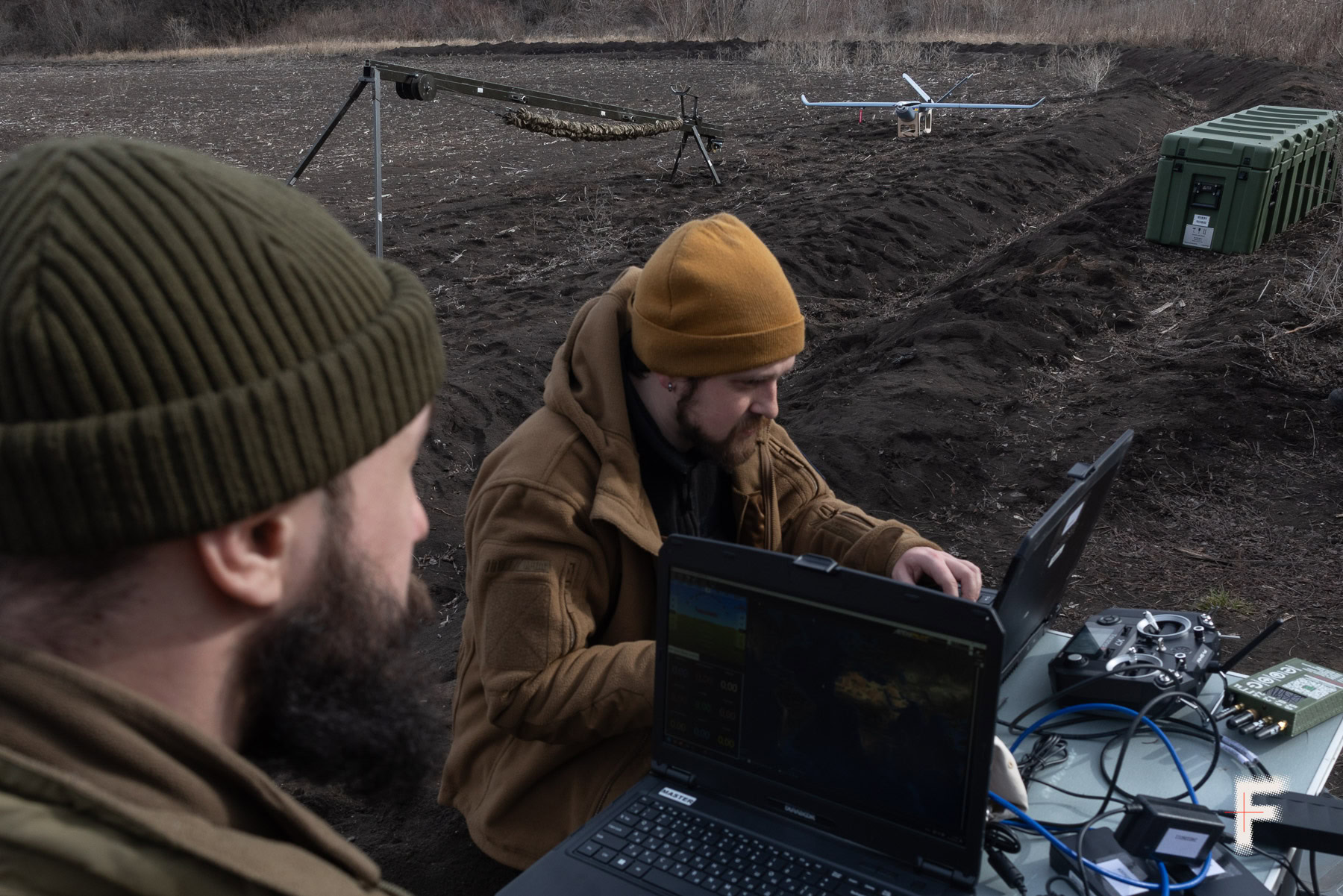 Пілот Френсіс та штурман Муха тестують перед запуском електроніку та зв’язок БПЛА «Гор»
