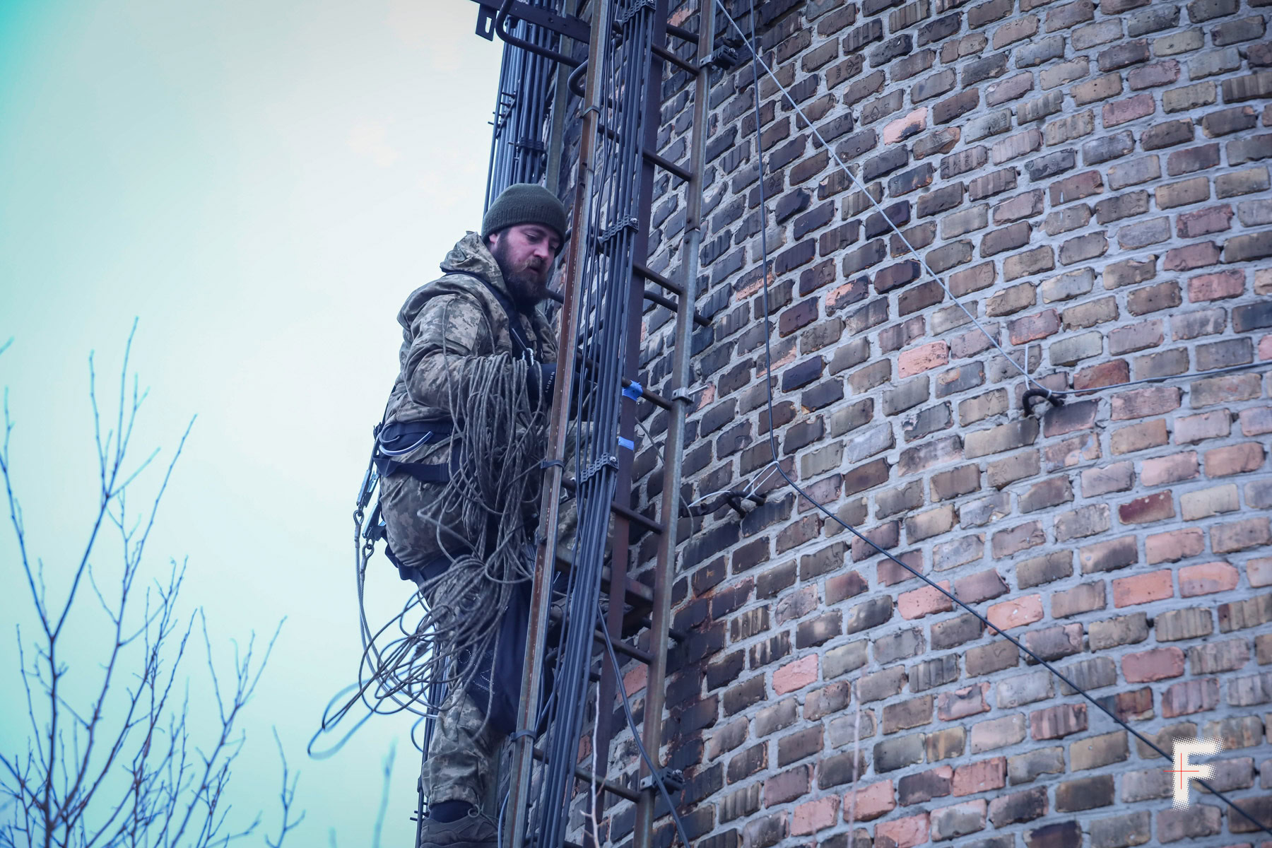 Дмитро «Кольт» піднімається нагору.