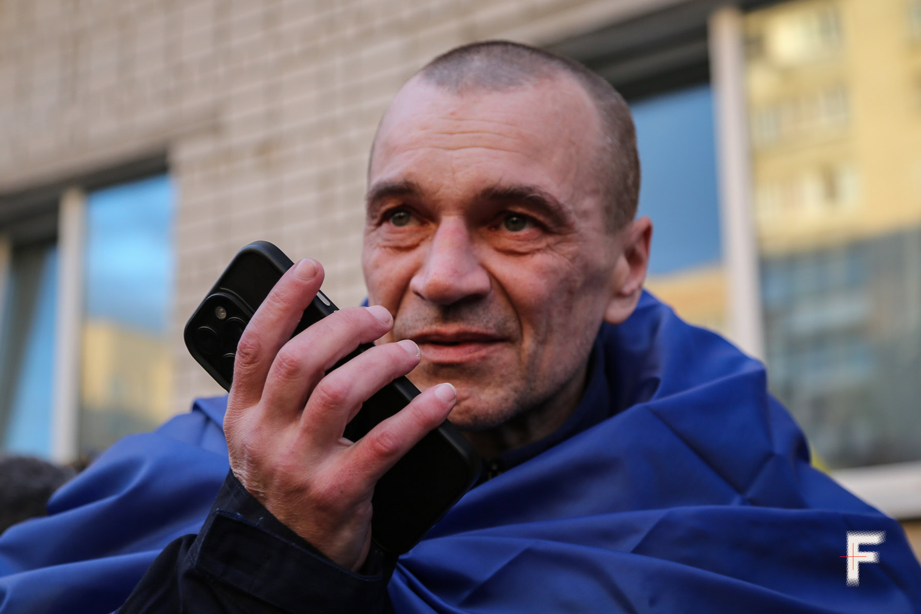 Український військовий дзвонить після обміну додому