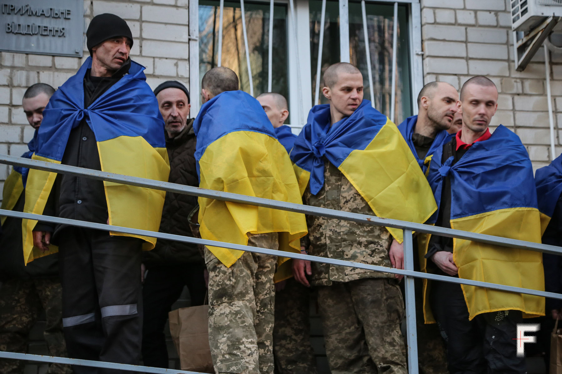 Обміняні з полону українські військові перед входом до лікарні