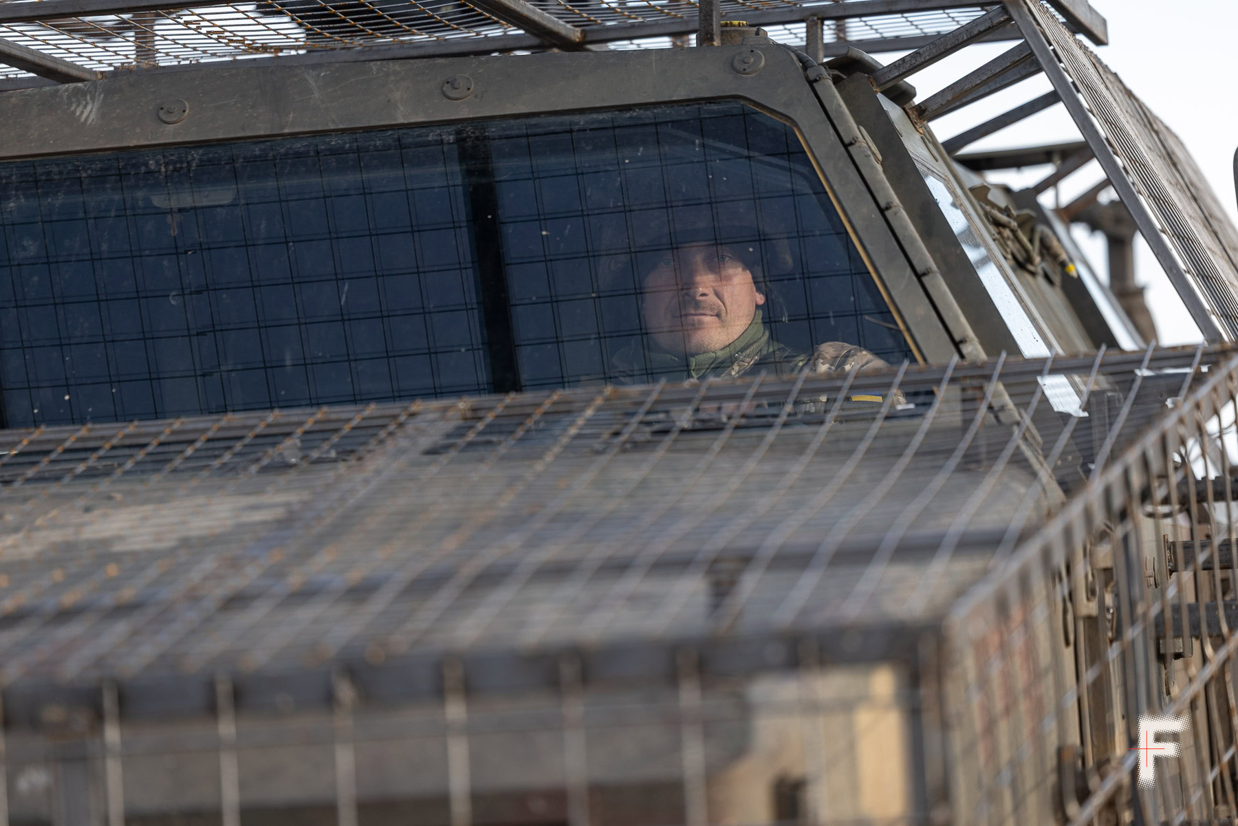 Конструкція захисту машини передбачає можливість витримувати вибухи мін