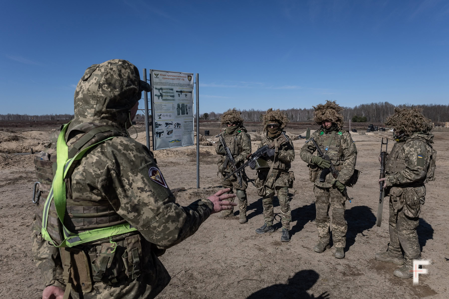 Інструктор розповідає, як діяти в тій чи іншій під час «бою в норі»