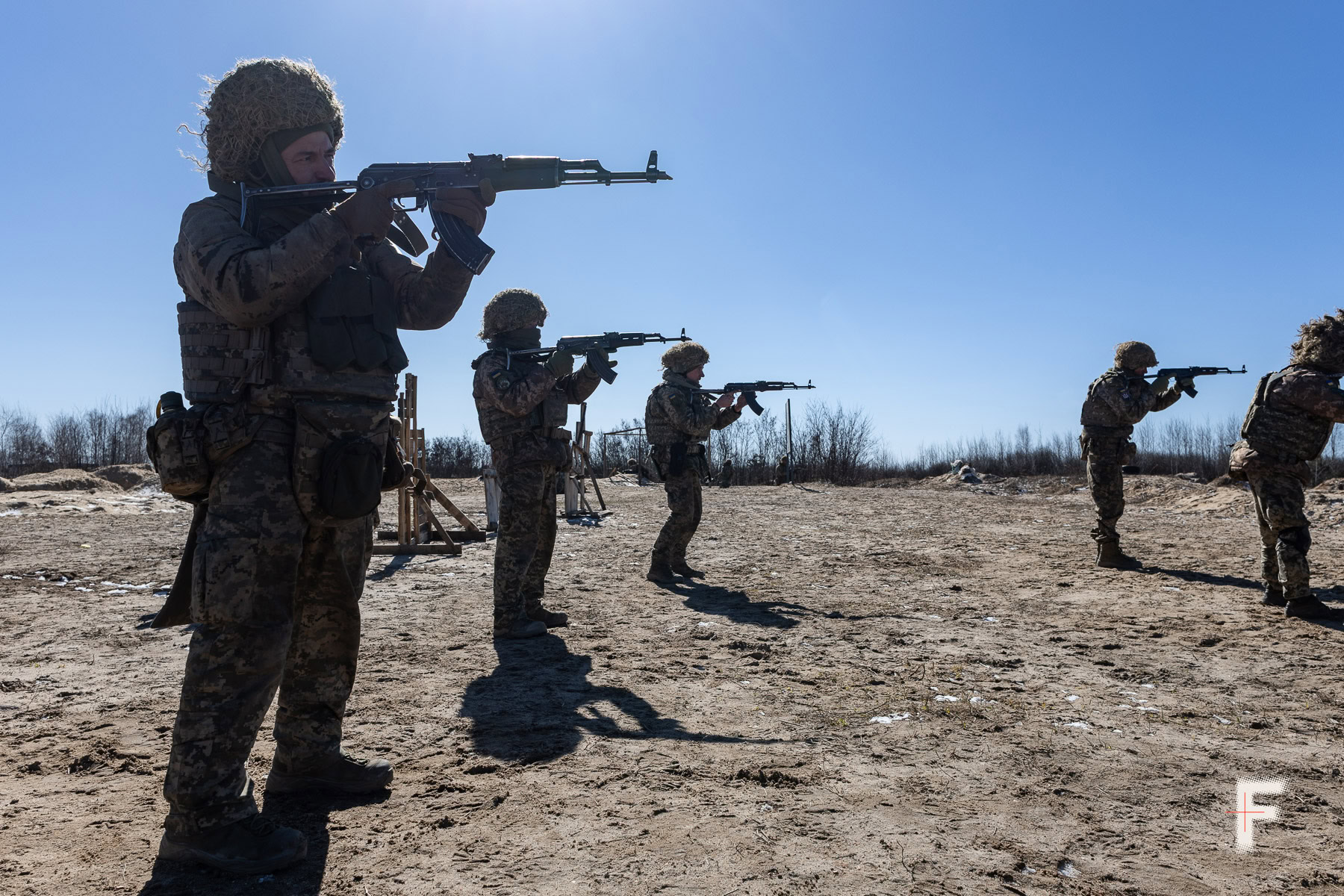 Бійці ДШВ вивчають позиції для стрільби