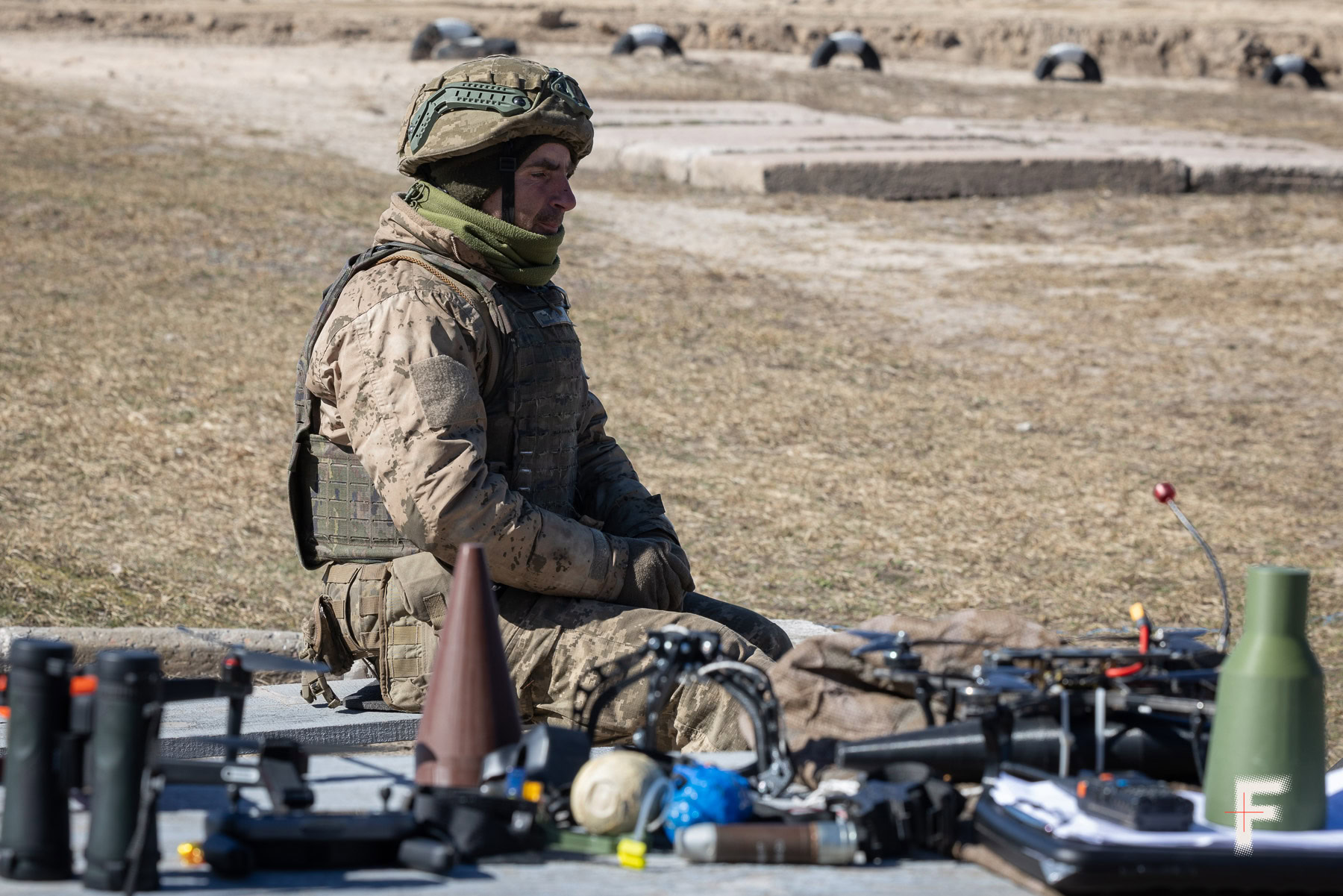 «Вовк» під час перерви на перекур біля столу з навчальними боєприпасами