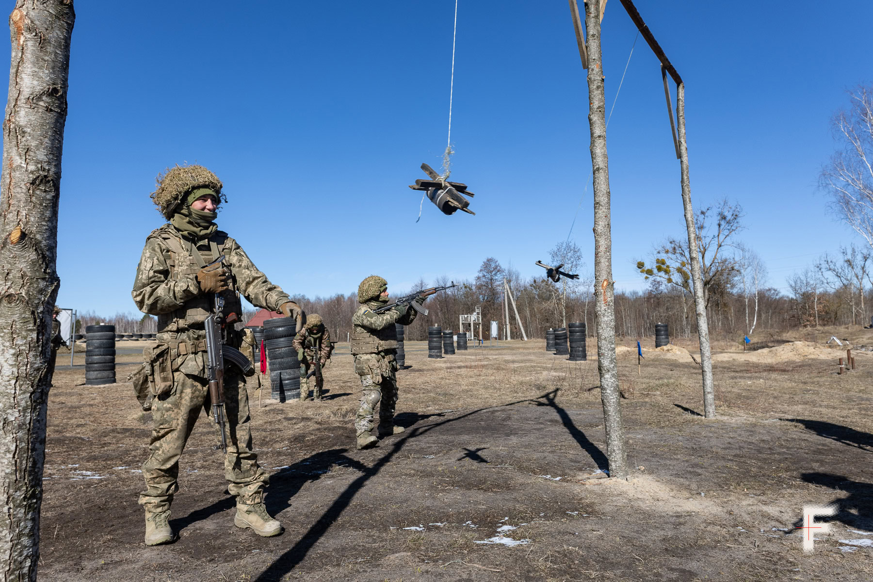 Нещодавно мобілізовані до піхоти ДШВ солдати відпрацьовують в парах навички прицілювання по імітації дрона