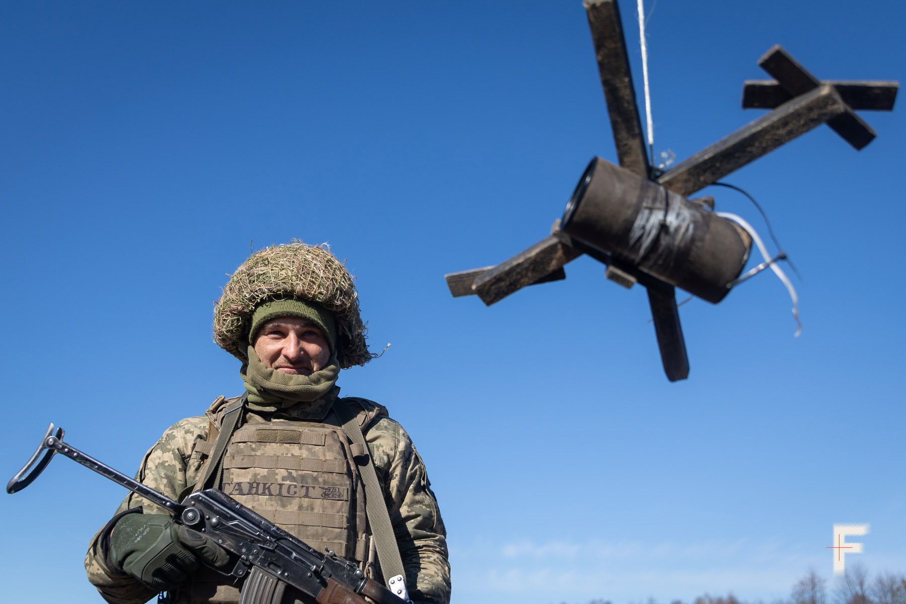 Новобранець десантник з позивним «Танкіст» поруч з дерев'яною імітацією дрона