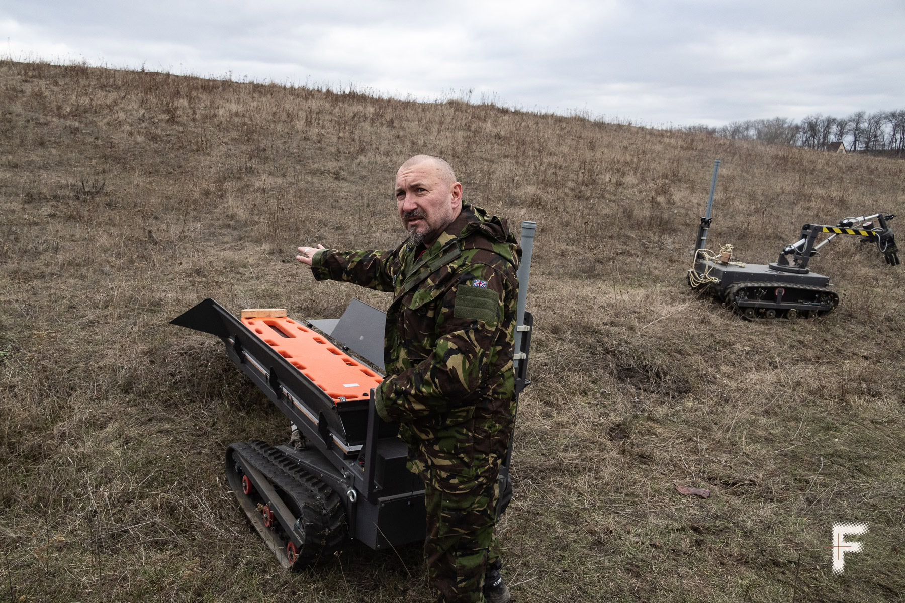 Кирило Рінне — волонтер з Фінляндії показує роботизовану систему евакуації, наземні безпілотники