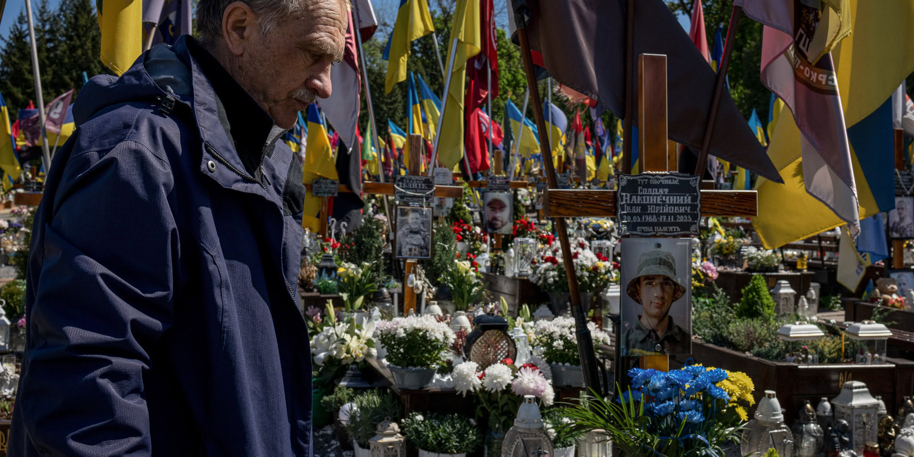 Юрій Наконечний відвідує могилу полеглого сина Івана, Дні пам’яті у Львові на Марсовому полі, 2025