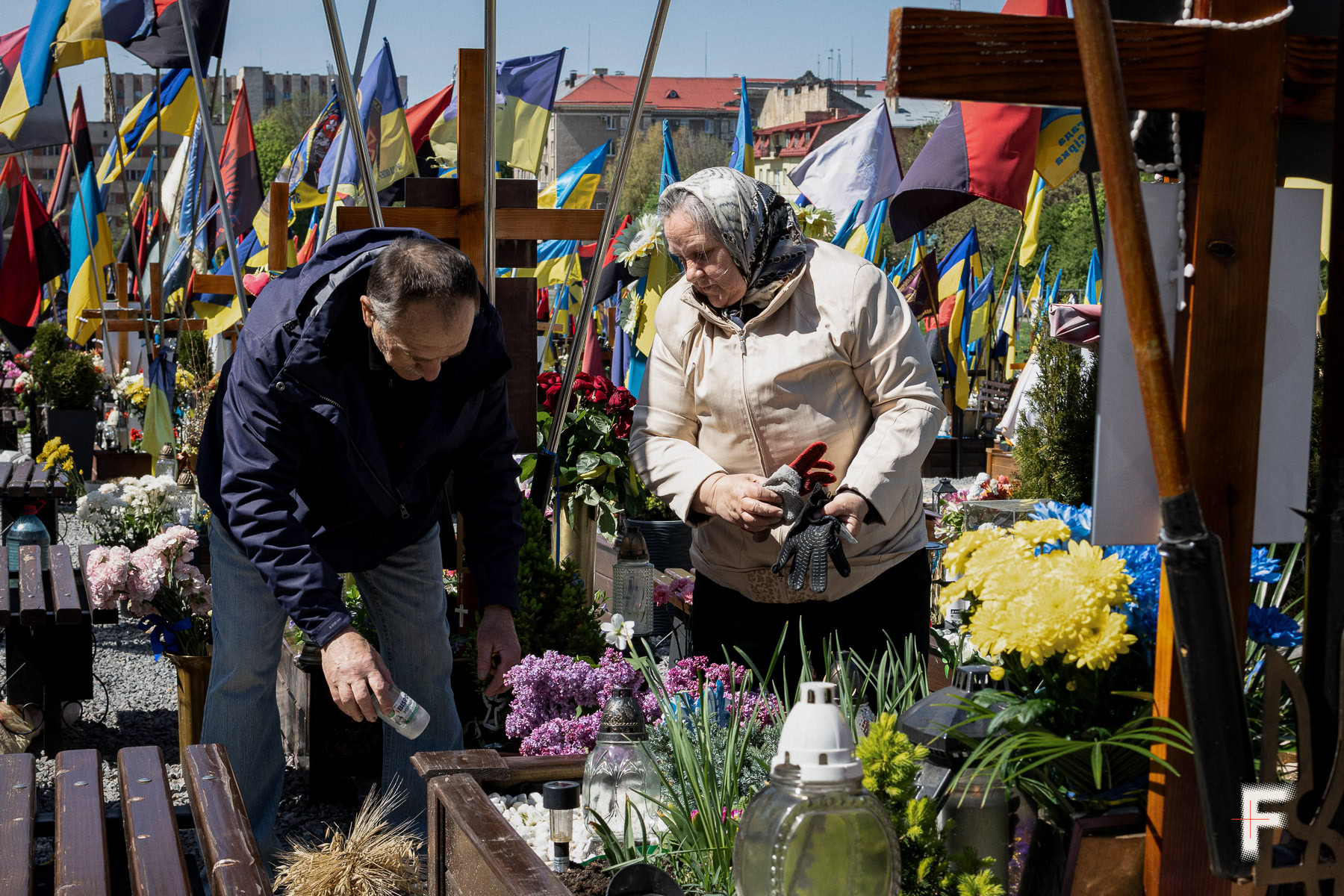 Батьки пораються на могилі свого сина, Дні пам’яті у Львові на Марсовому полі, 2025