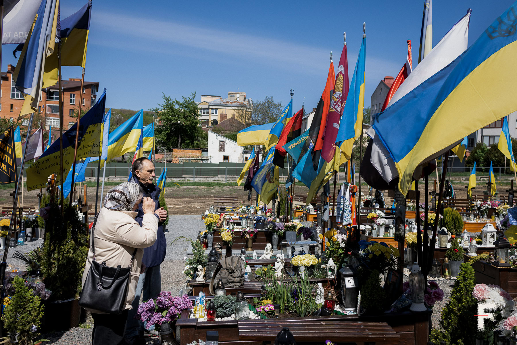 Літнє подружжя на могилі свого сина, Дні пам’яті у Львові на Марсовому полі, 2025