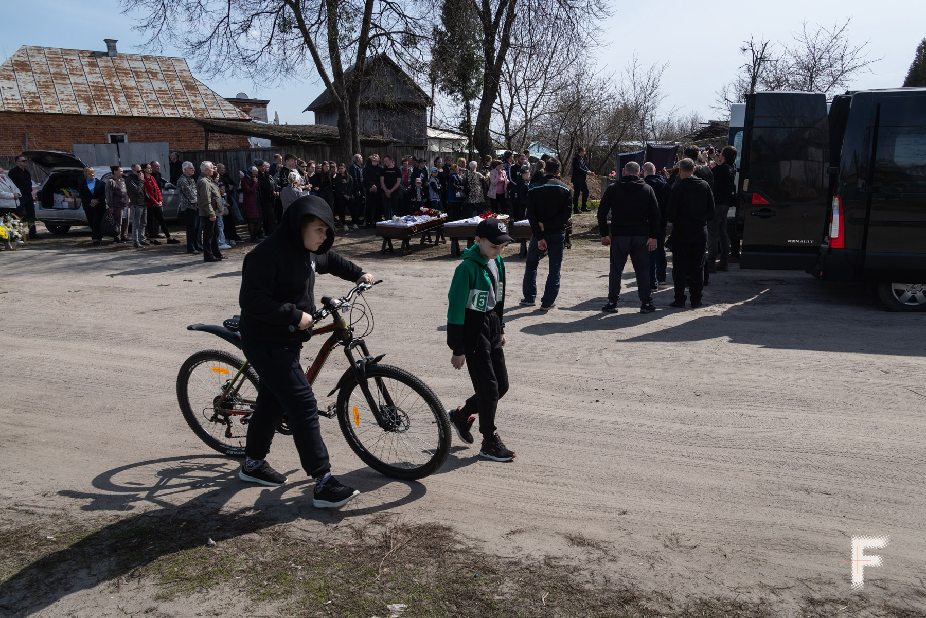 У Сумах попрощалися з родиною Мартиненків, які загинули від російської балістичної ракети