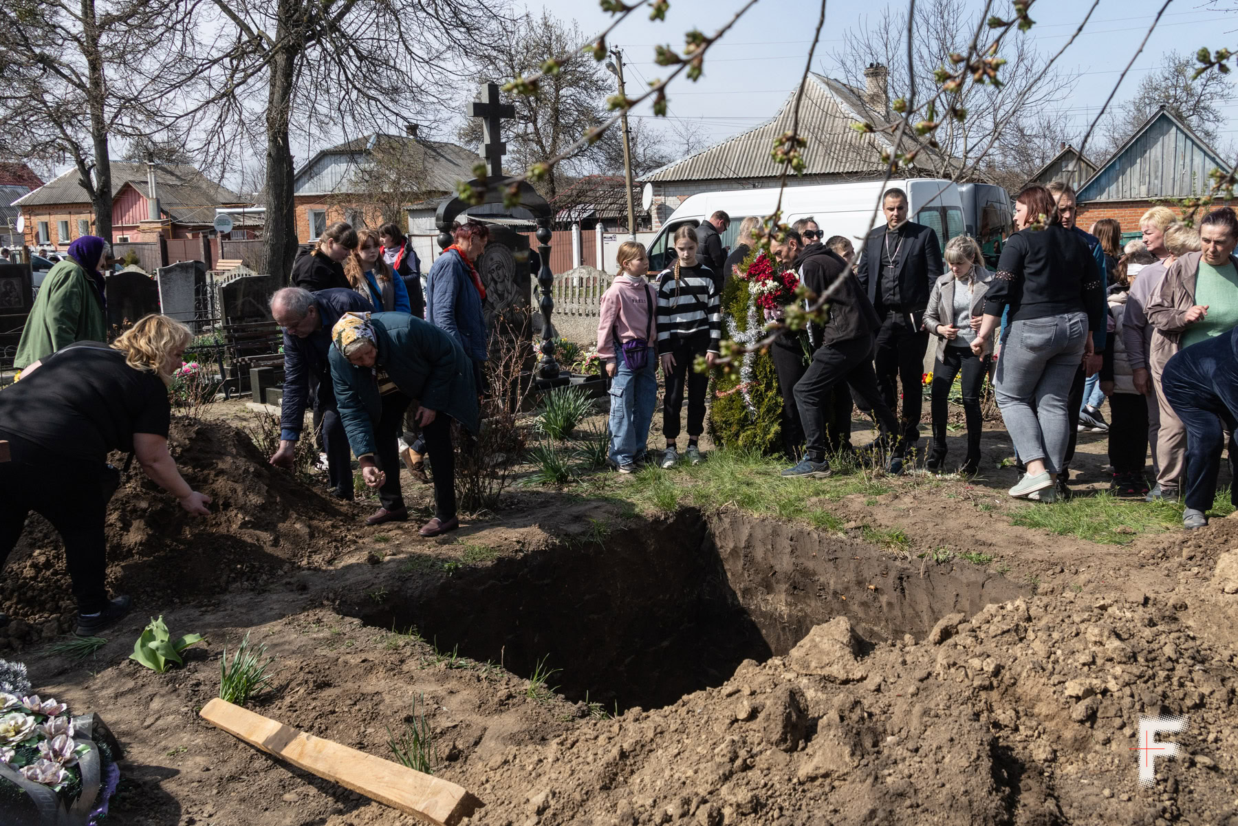У Сумах попрощалися з родиною Мартиненків, які загинули від російської балістичної ракети