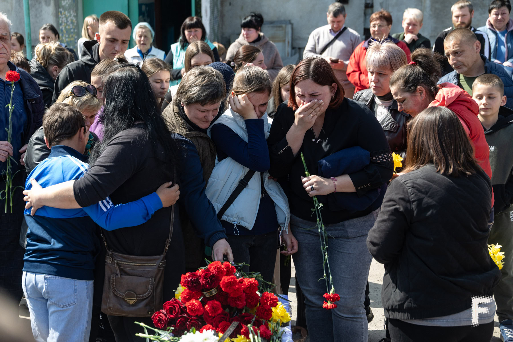 У Сумах попрощалися з родиною Мартиненків, які загинули від російської балістичної ракети