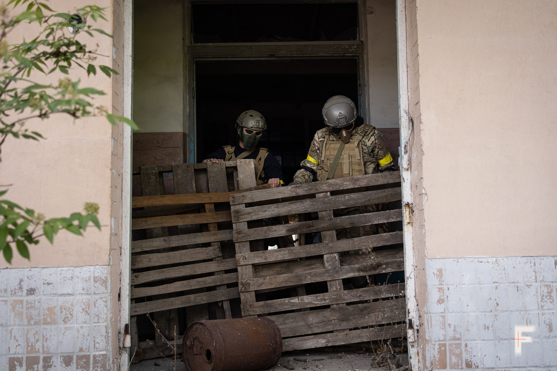 Учасники вишколу відпрацьовують штурмові дії з використанням страйкбольної зброї
