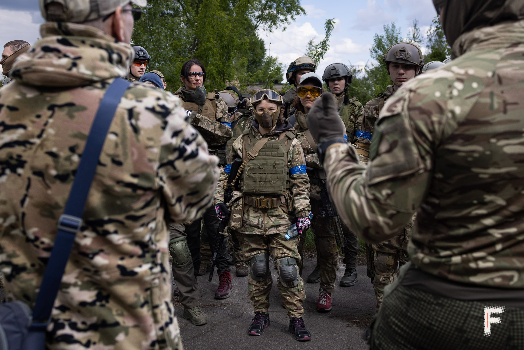 Учасники вишколу відпрацьовують переміщення в малих тактичних групах