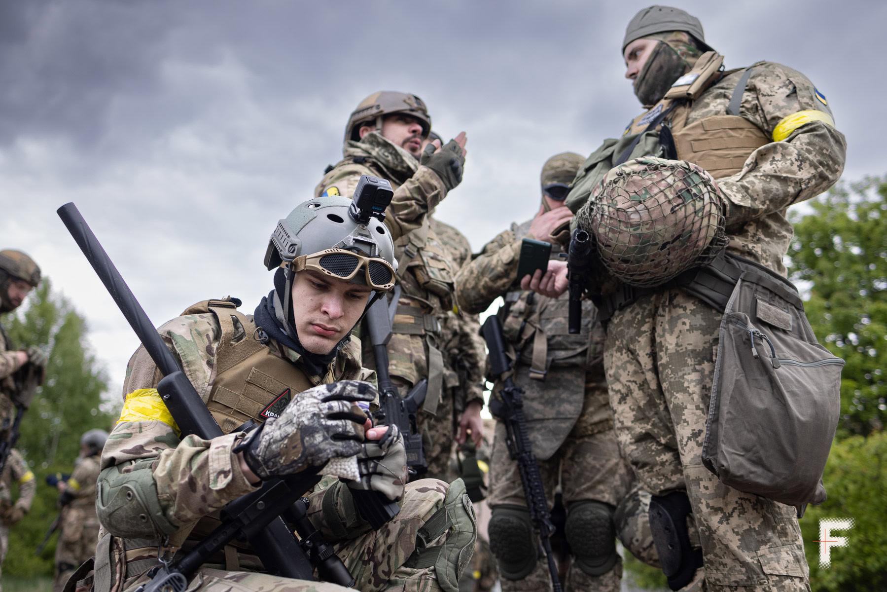 Учасники вишколу відпрацьовують штурмові дії з використанням страйкбольної зброї