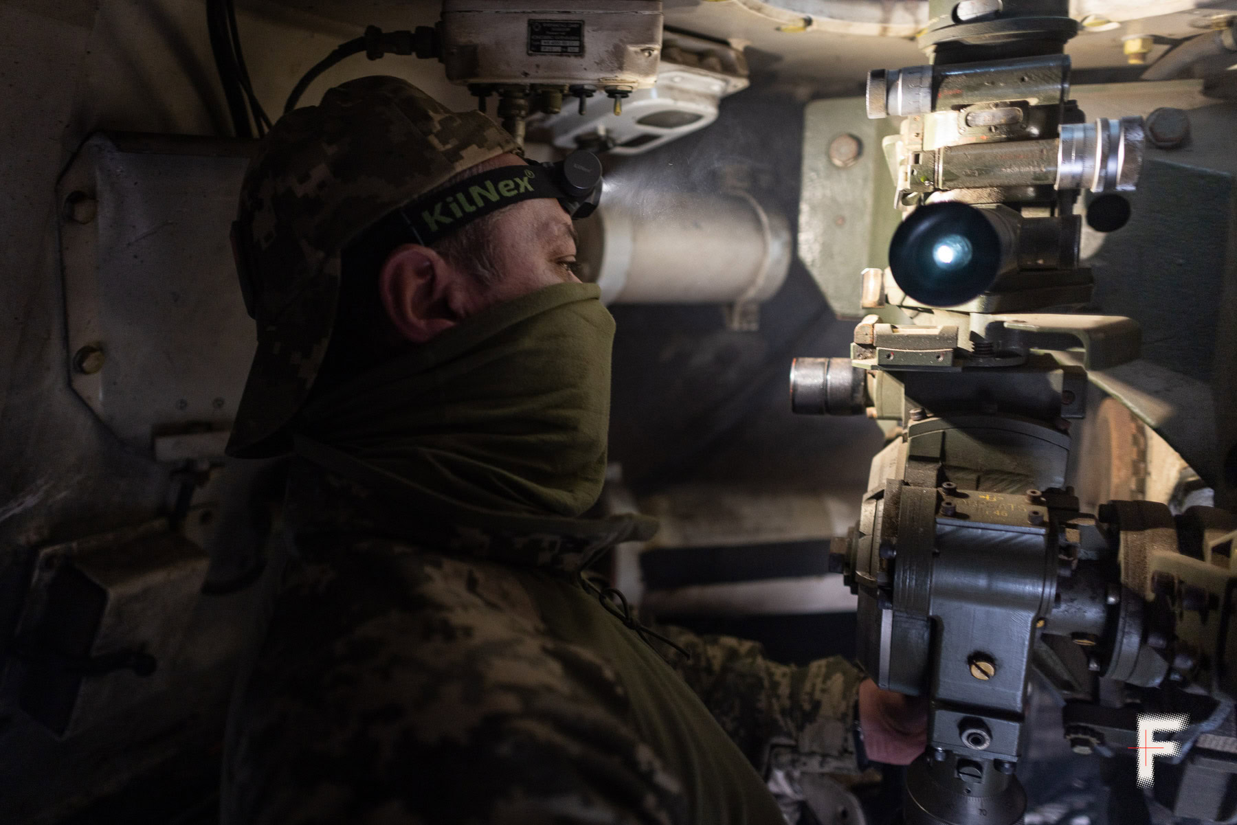 Навідник самохідної гармати М109 Руслан під час бойової роботи, артилеристи 72-ї ОМБр «Чорні запорожці» на Дніпропетровщині