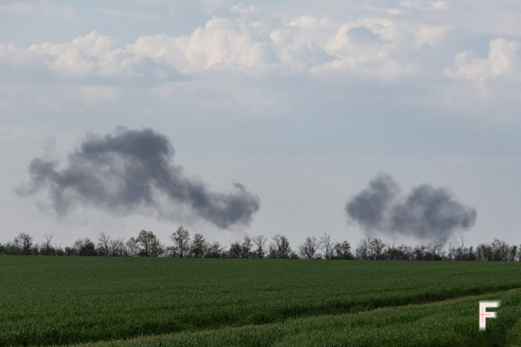 Дими від вибухів російських керованих авіабомб над полями біля Новопавлівки