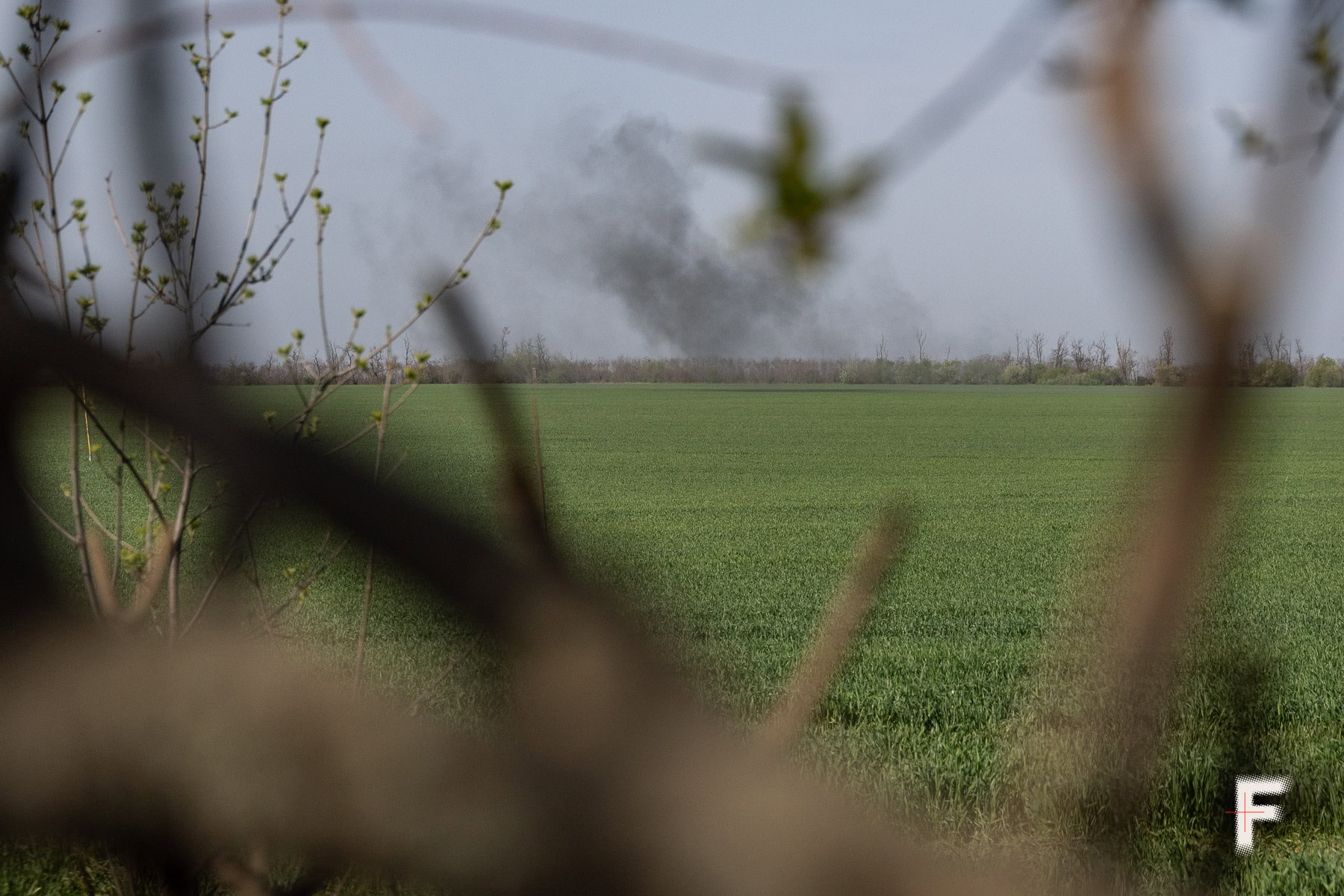 Дим після вибуху російського снаряда неподалік позицій бійців батареї M109 бригади «Чорні запорожці»