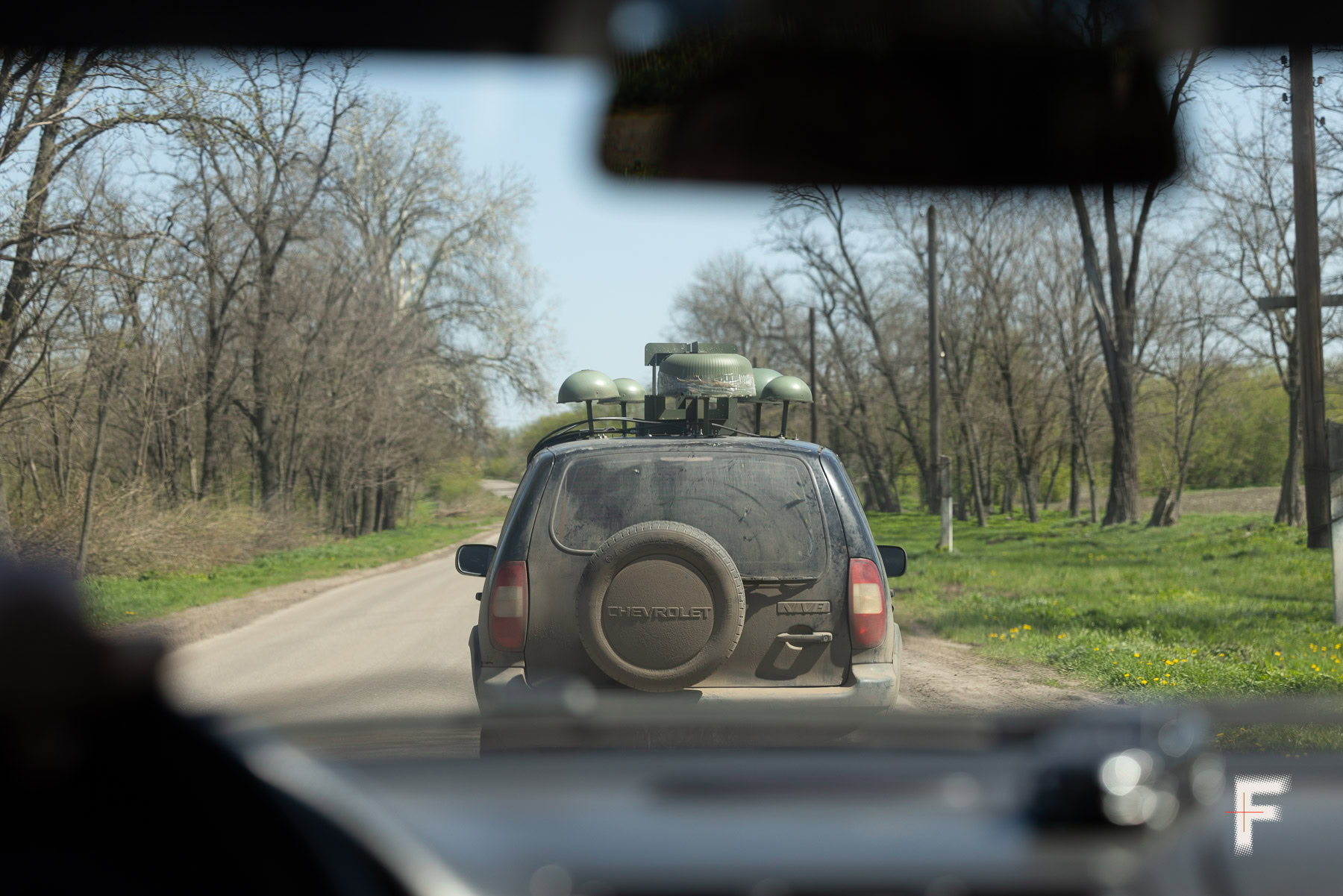 Машина українських військових з РЕБами антидронового захисту на духу