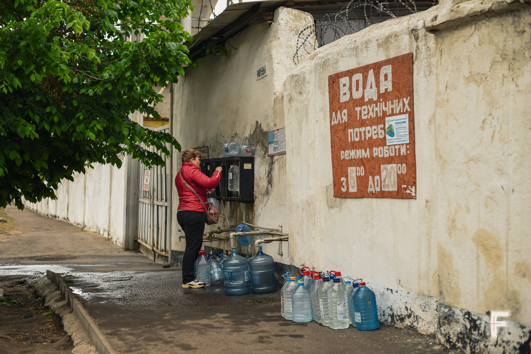 Миколаїв без питної води: Жителька Миколаєва набирає воду на точці, облаштованій біля КП Миколаївелектротранс,