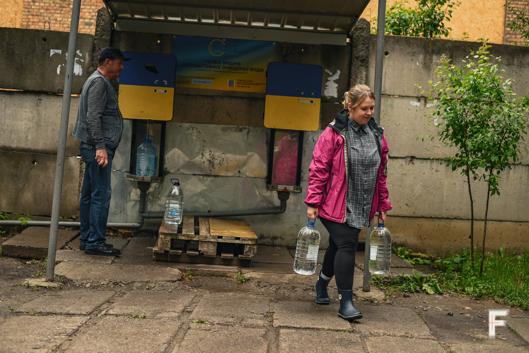 Жителька Миколаєва набрала воду на точці, облаштованій Миколаївтеплоенерго, місто під час війни у 2025 без питної води
