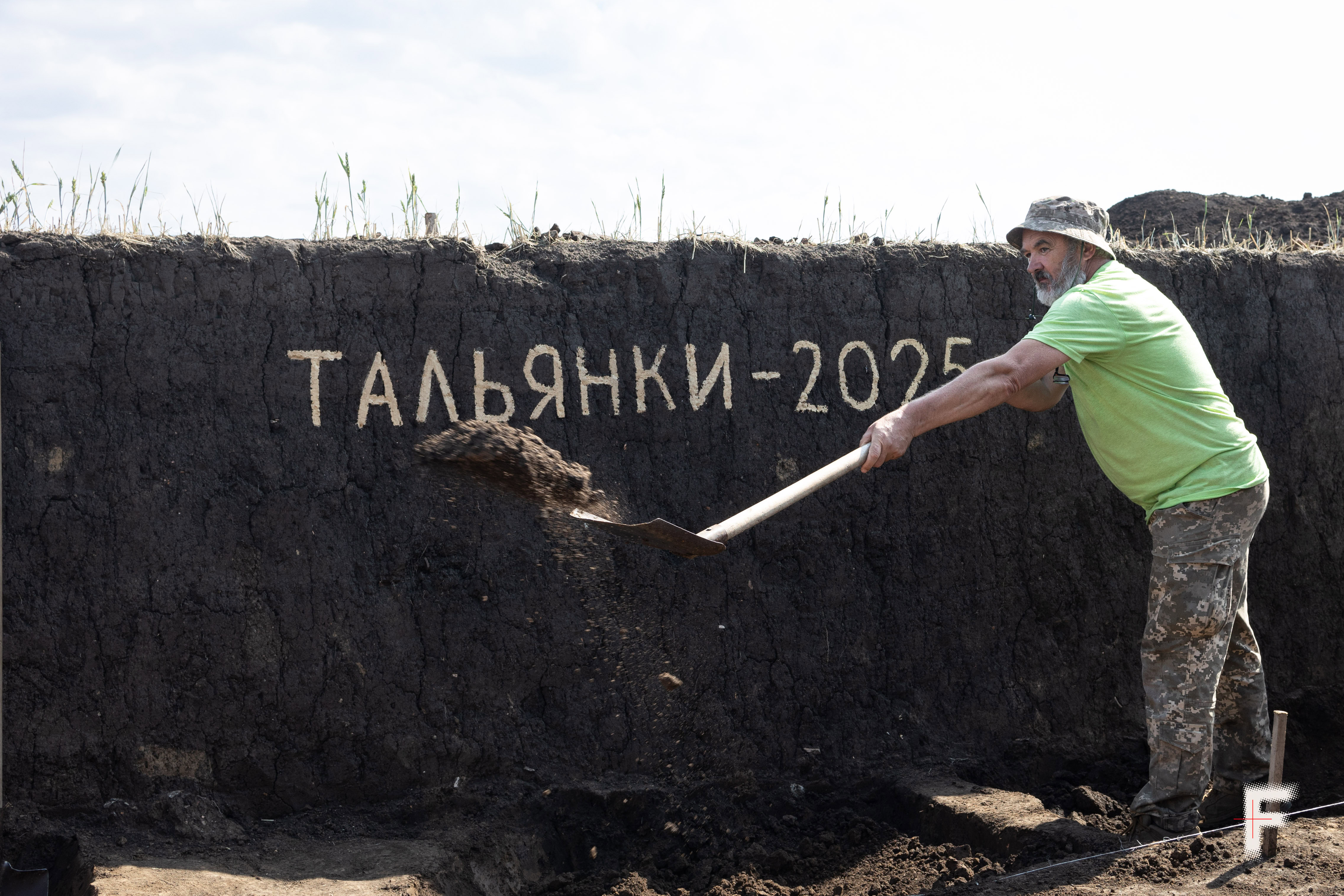 Ветеран Олег під час археологічних розкопок. Викопує за допомогою лопати місце, де колись стояв старовинний будинок, село Легедзине, Черкаська область, Україна, 22 липня 2025 року. Дубчак Данило / Frontliner