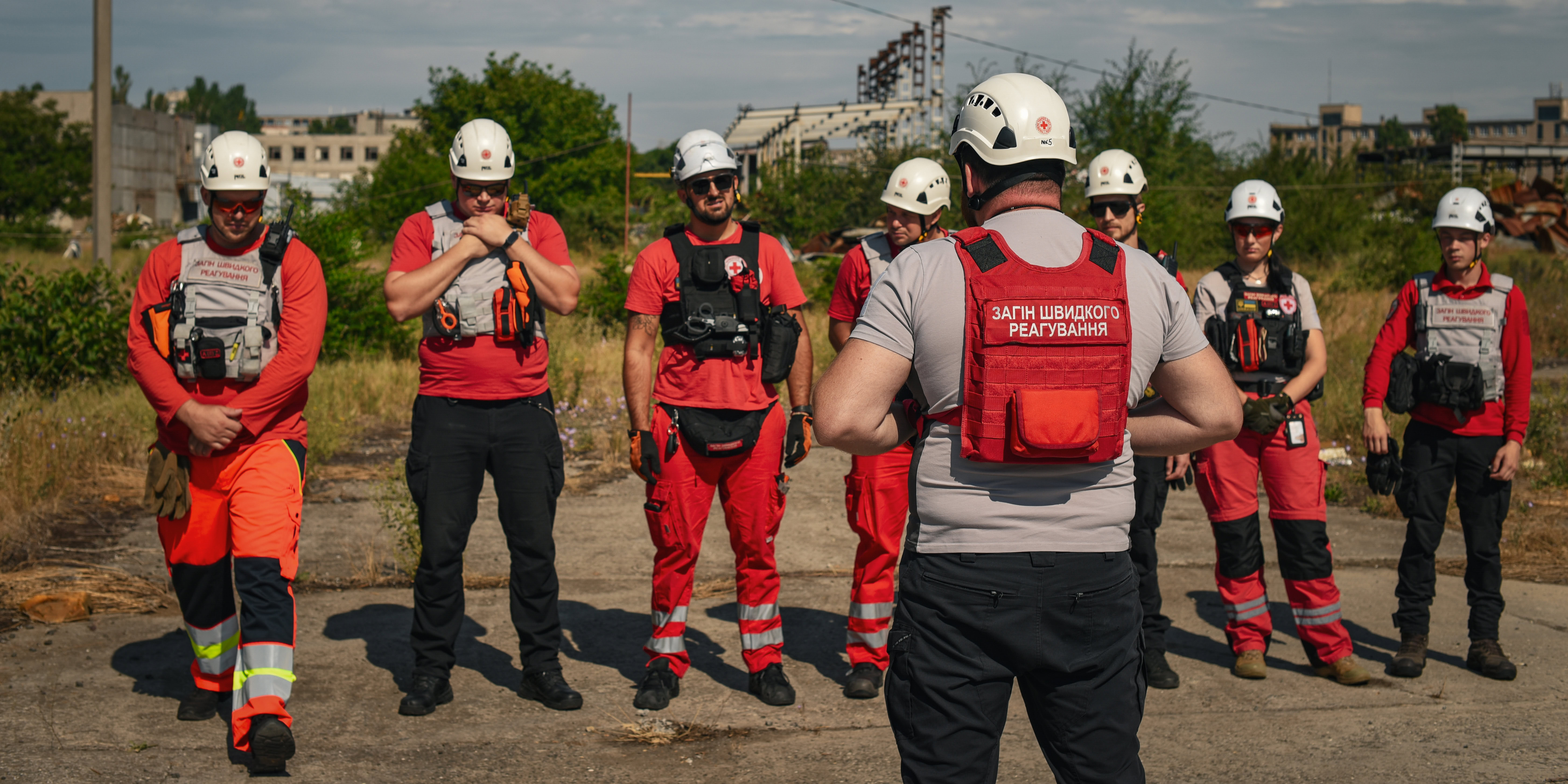 «Чуємо вибух – виїжджаємо»: загін швидкого реагування Червоного Хреста