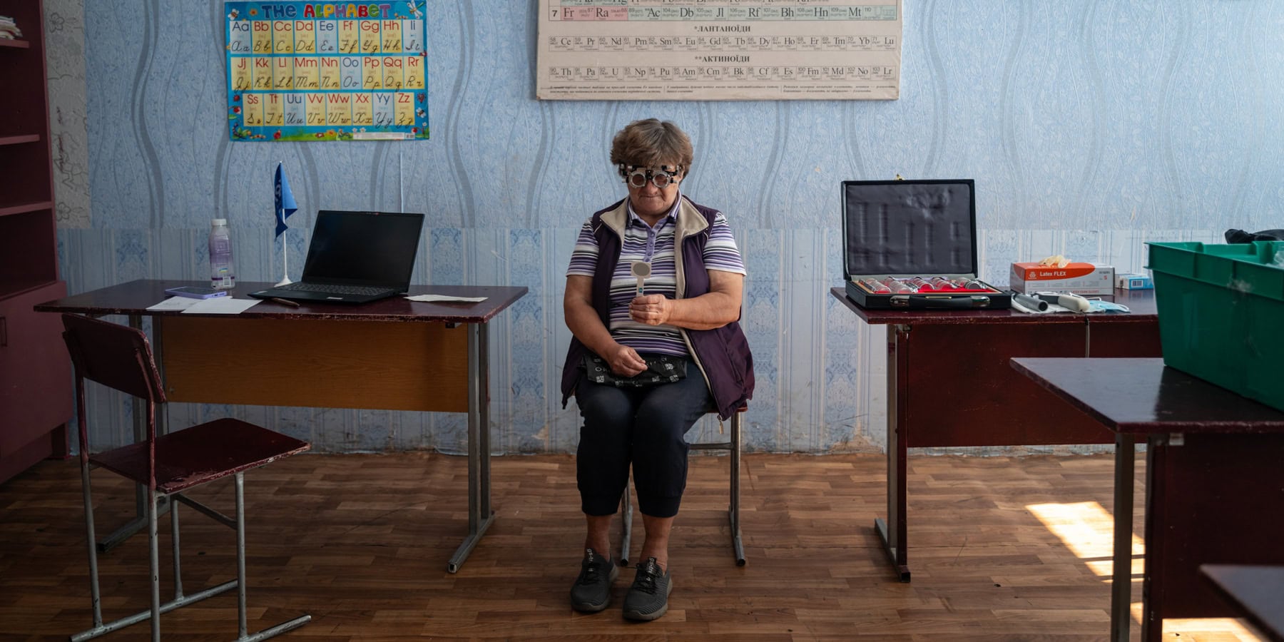 Літня пацієнтка на прийомі в офтальмолога під час медичної місії