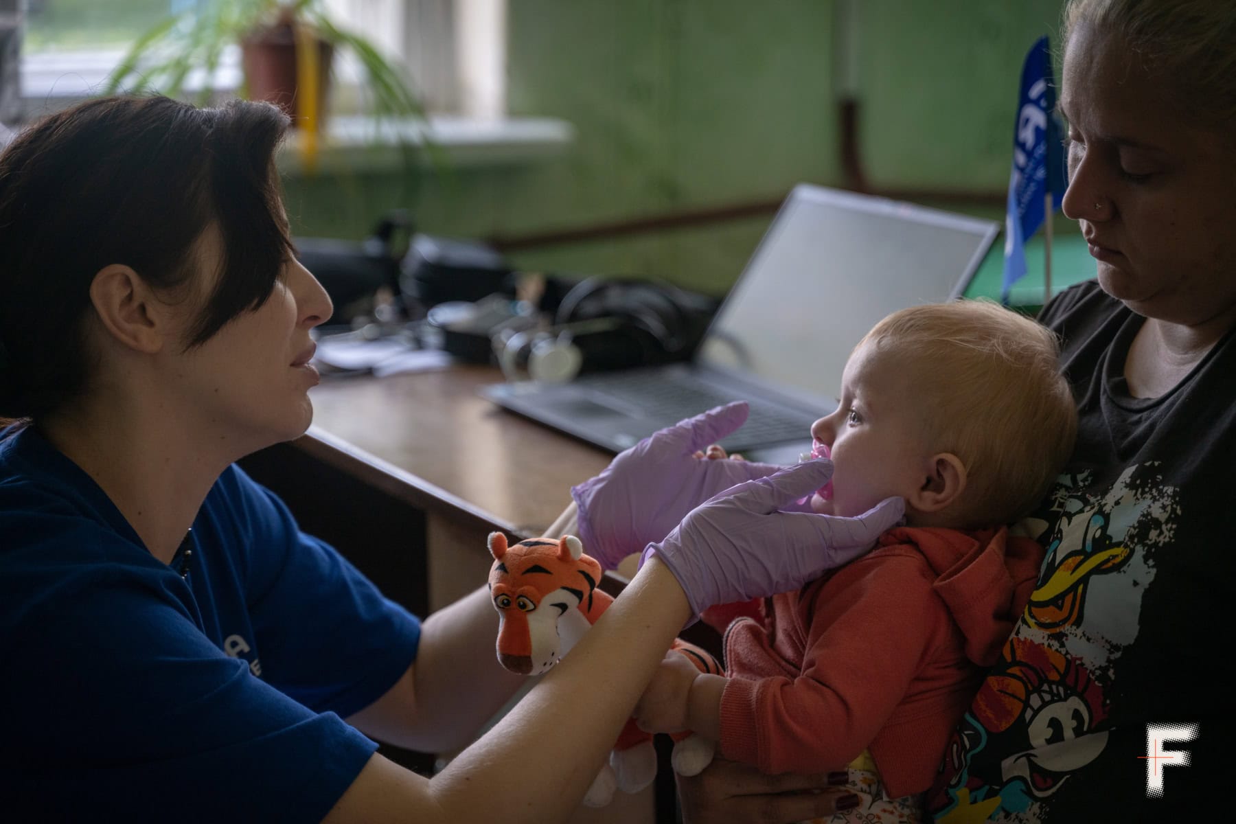 «Я тут, щоб люди не почувалися кинутими» – чому прифронтовим регіонам змушені допомагати медики-волонтери з Києва